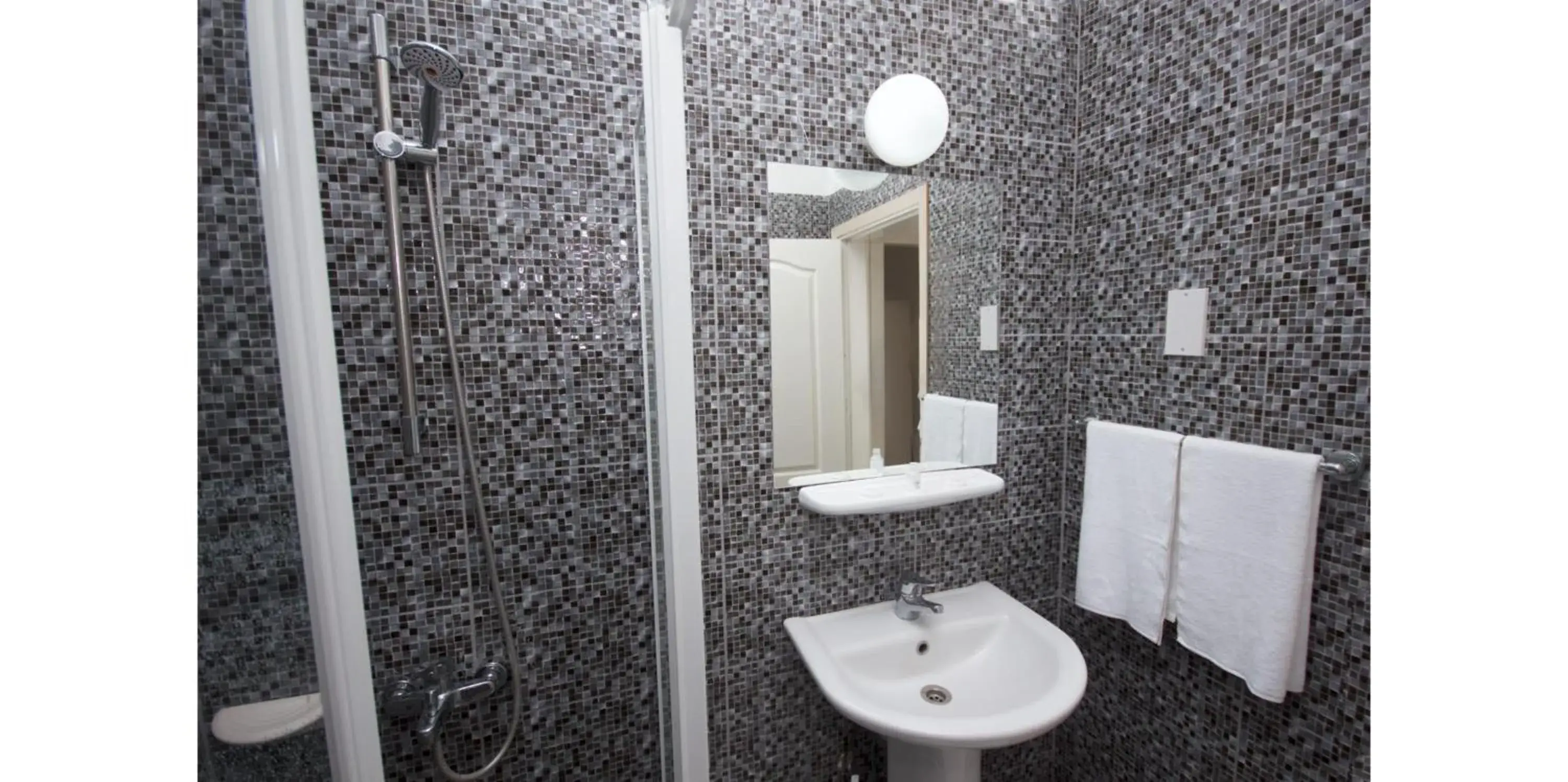 Twin Room with Pool View in Mountain View Hotel Twin Room with Pool View in Mountain View Hotel