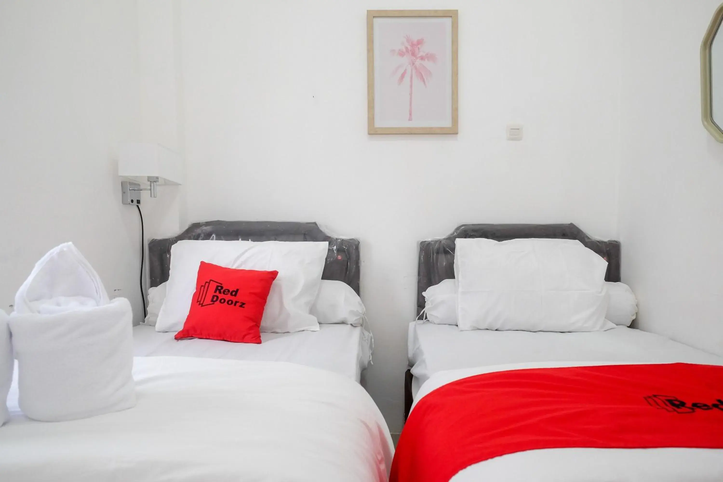 Deluxe Twin Room in RedDoorz Plus At Lovina Inn Tonrangeng River Side Deluxe Twin Room in RedDoorz Plus At Lovina Inn Tonrangeng River Side