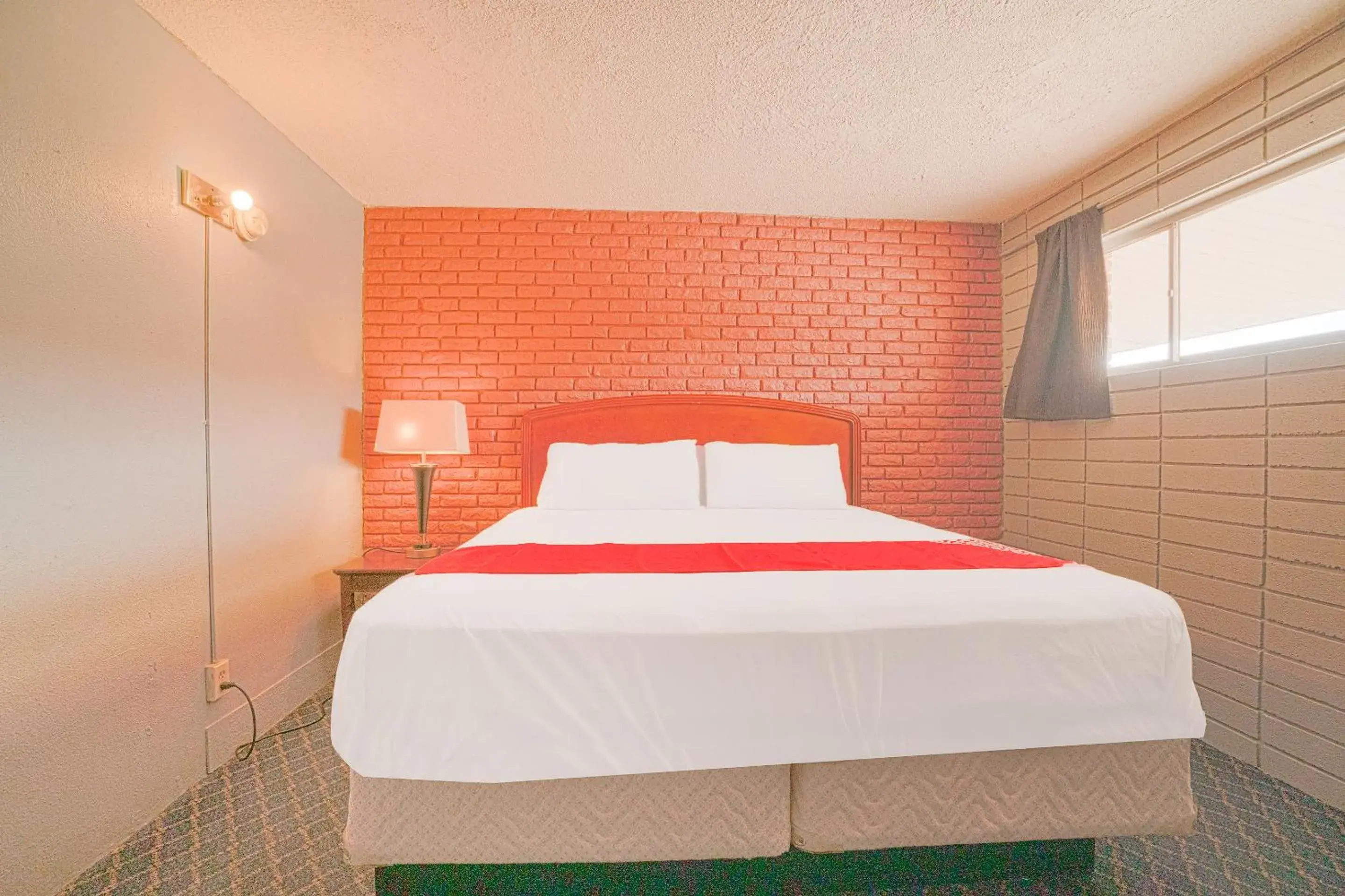 King Bed Smoking in Town & Country Motel Bossier City by OYO King Bed Smoking in Town & Country Motel Bossier City by OYO