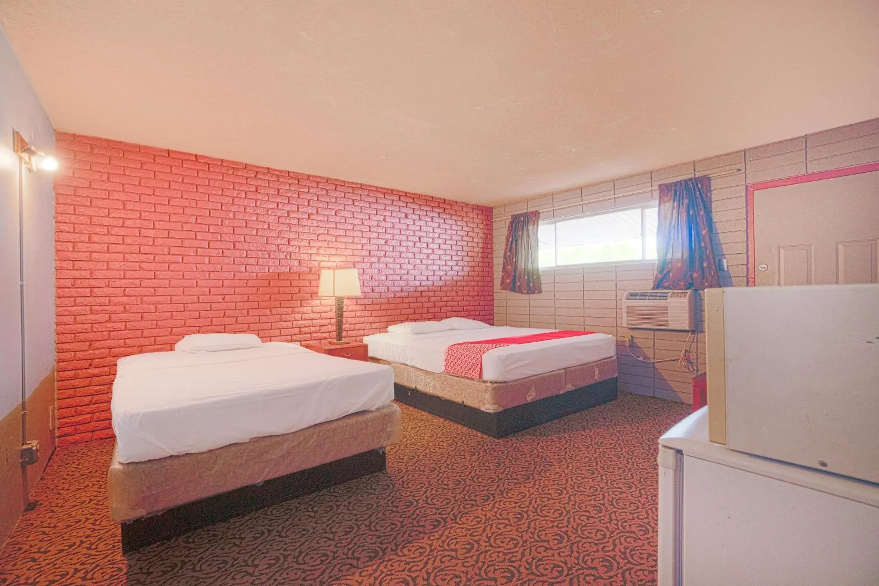 1 King Bed & 1 Full Bed in Town & Country Motel Bossier City by OYO 1 King Bed & 1 Full Bed in Town & Country Motel Bossier City by OYO