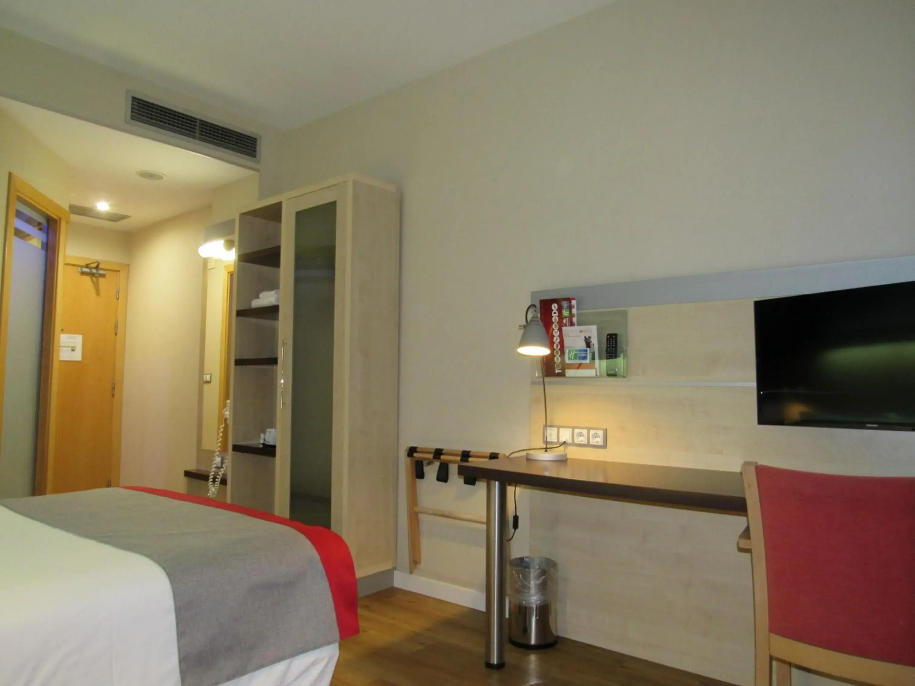 Standard Queen Room with Sofa Bed in Holiday Inn Express Madrid-Alcorcón by IHG Standard Queen Room with Sofa Bed in Holiday Inn Express Madrid-Alcorcón by IHG