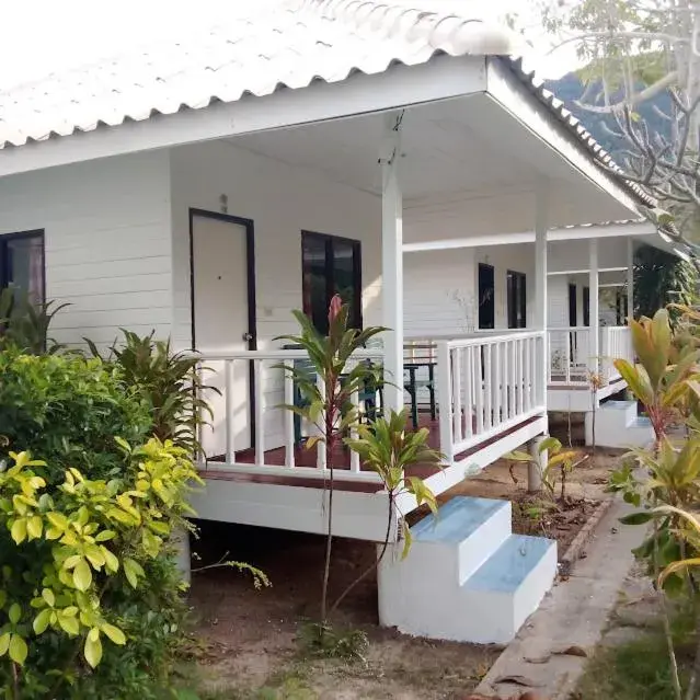 Triple Room with Garden View in Thong Nai Pan Beach Resort Triple Room with Garden View in Thong Nai Pan Beach Resort