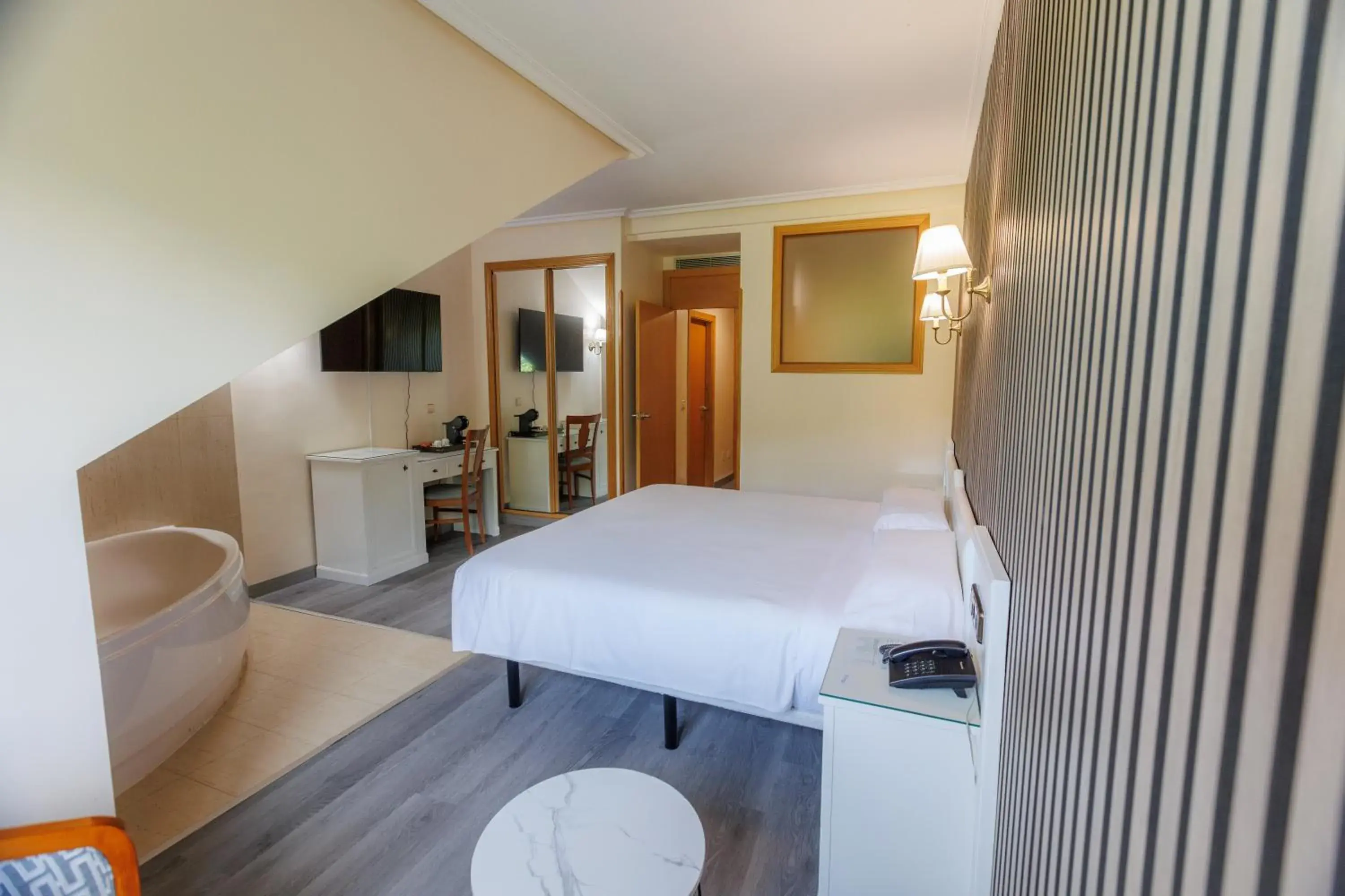 Deluxe Suite with Spa Bath in Hotel Ciudad Cangas de Onis Deluxe Suite with Spa Bath in Hotel Ciudad Cangas de Onis