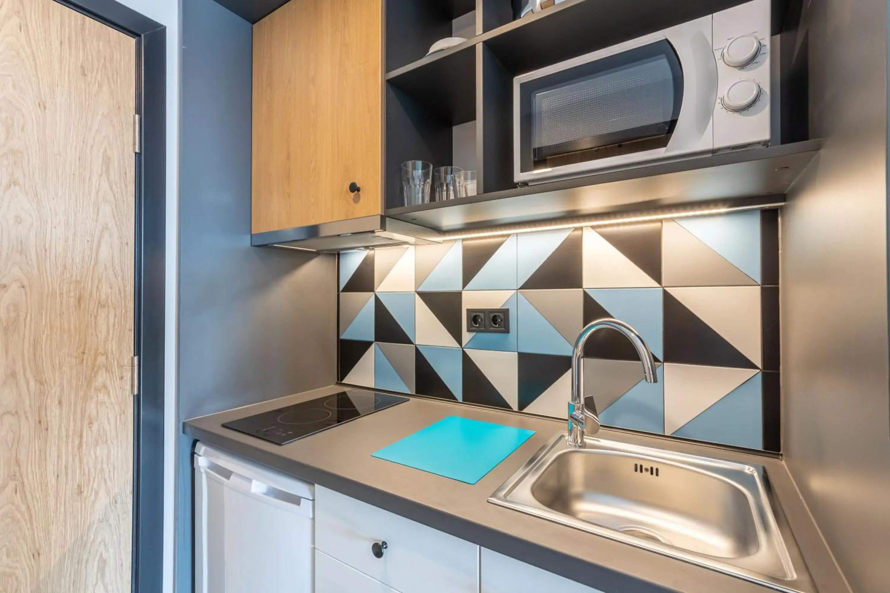 Budget Single Room in Hotel Campus 90 - Free Parking Budget Single Room in Hotel Campus 90 - Free Parking