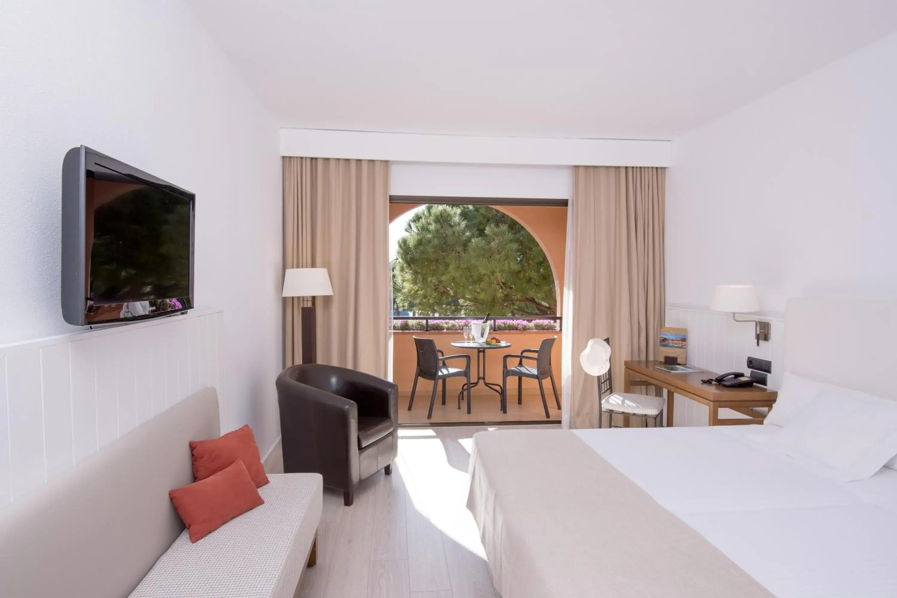 Double or Twin Room with Balcony in La Costa Hotel Golf & Beach Resort Double or Twin Room with Balcony in La Costa Hotel Golf & Beach Resort