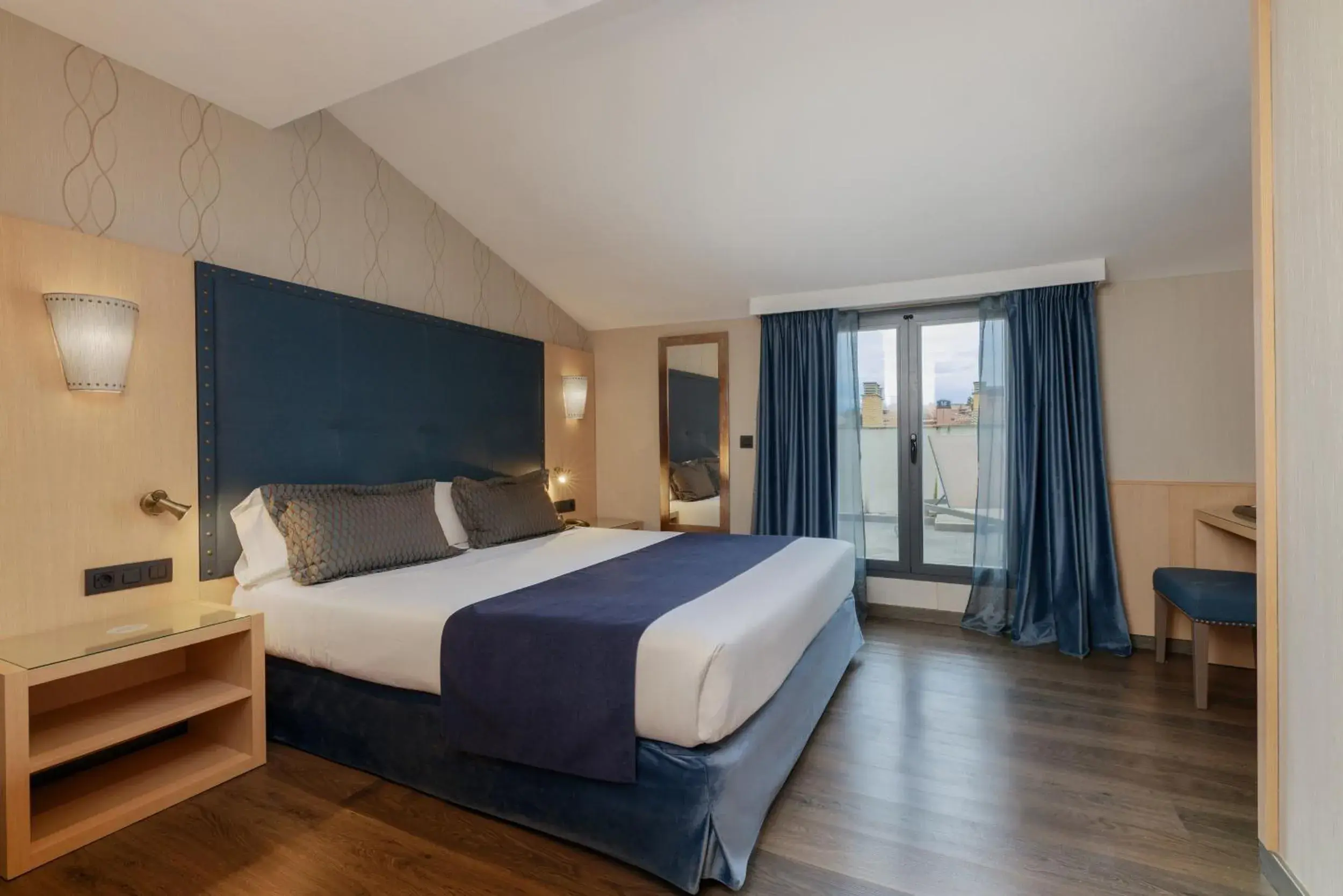 Double or Twin Room with Terrace in Hotel Pedro I De Aragon 4 Estrellas SUPERIOR Double or Twin Room with Terrace in Hotel Pedro I De Aragon 4 Estrellas SUPERIOR