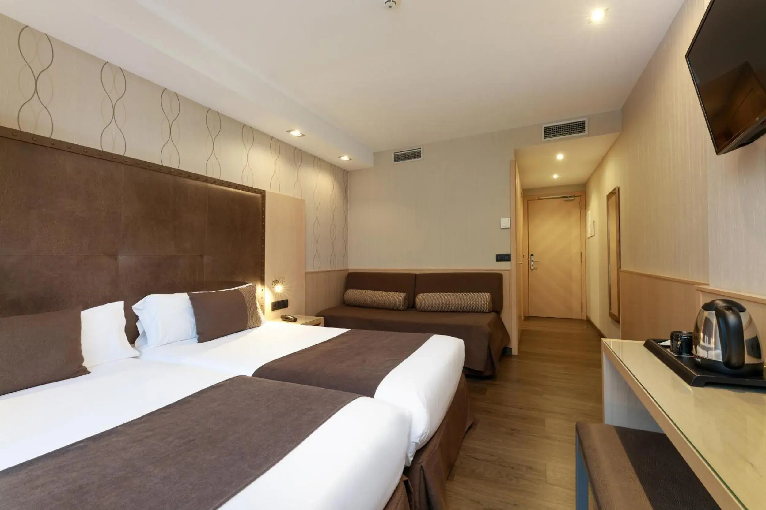 Triple Room in Hotel Pedro I De Aragon 4 Estrellas SUPERIOR Triple Room in Hotel Pedro I De Aragon 4 Estrellas SUPERIOR