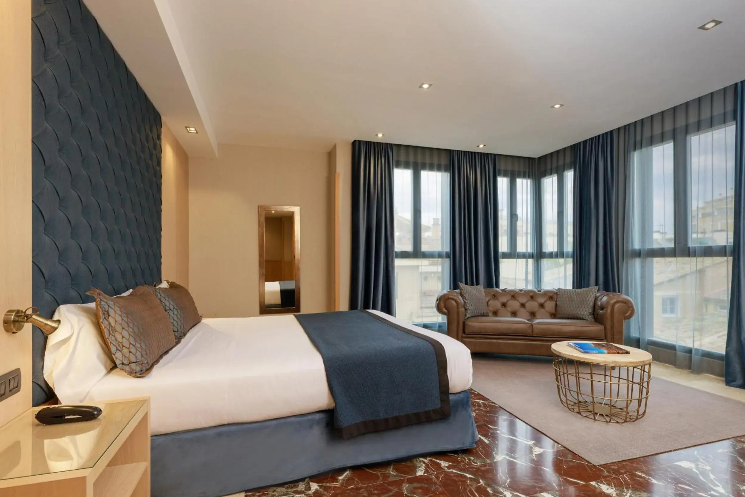 Junior Suite in Hotel Pedro I De Aragon 4 Estrellas SUPERIOR Junior Suite in Hotel Pedro I De Aragon 4 Estrellas SUPERIOR