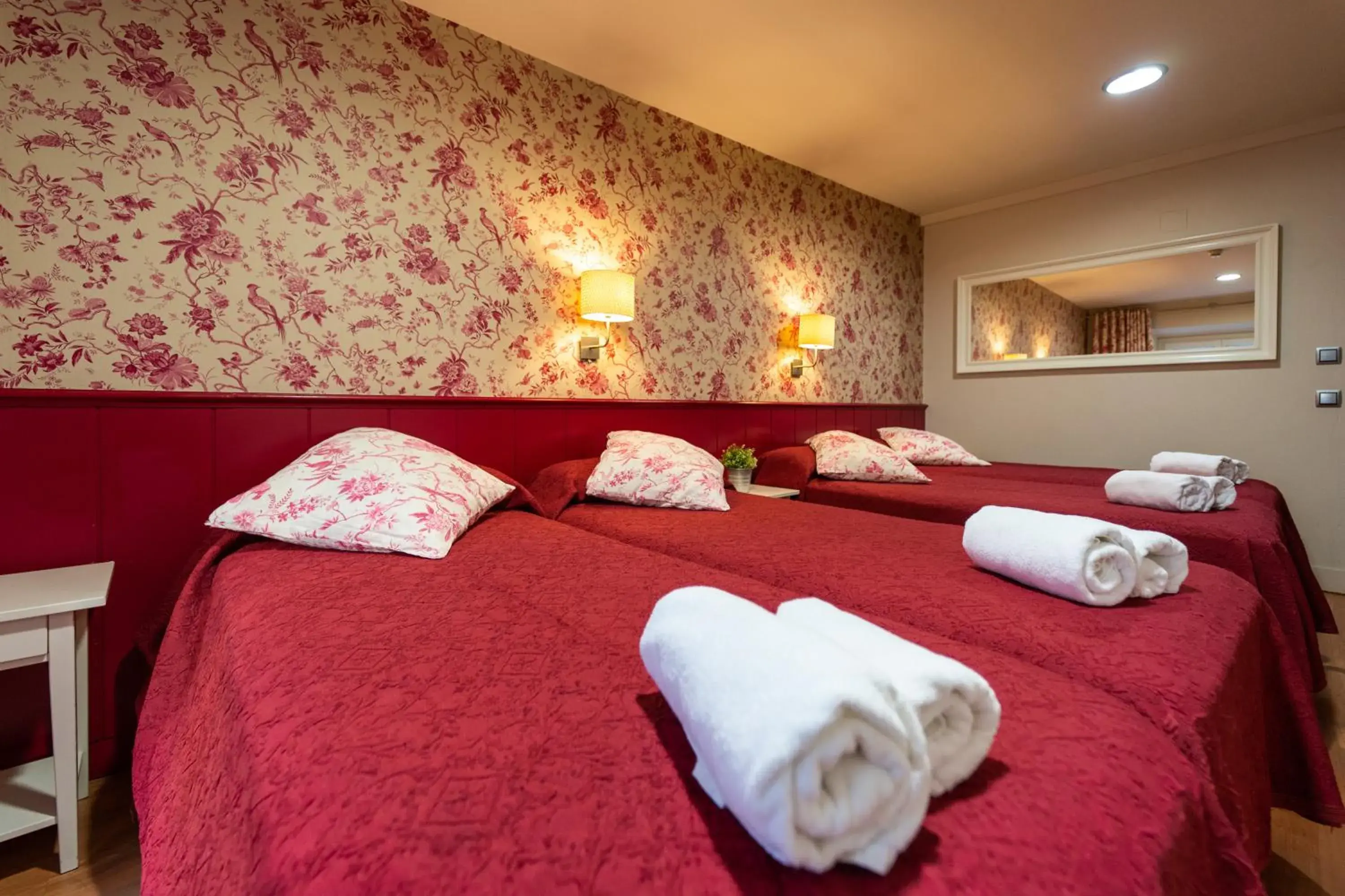 Quadruple Room with Bathroom in Hostal Matheu Quadruple Room with Bathroom in Hostal Matheu