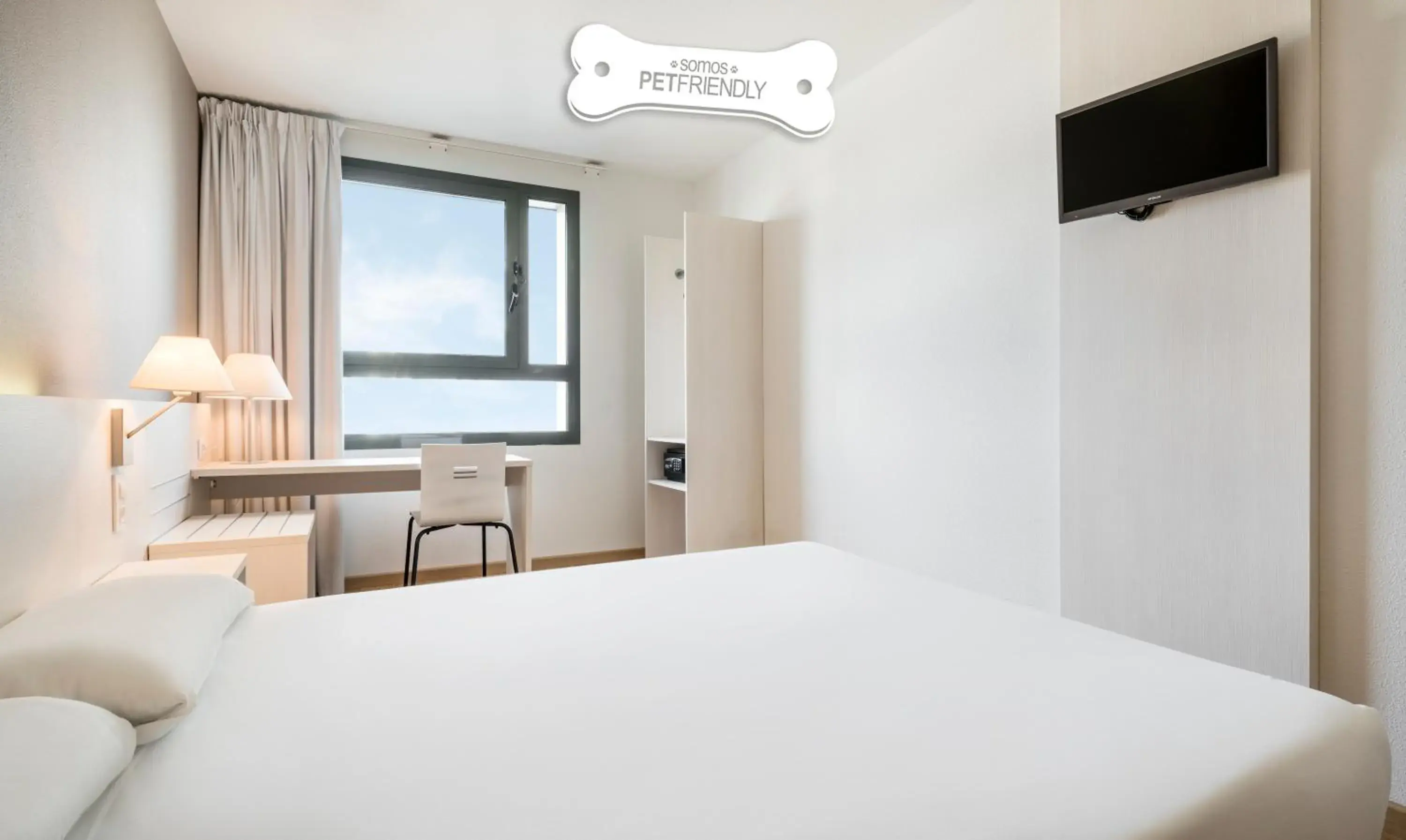 Twin Room Pet Friendly in Ilunion Valencia 3 Twin Room Pet Friendly in Ilunion Valencia 3