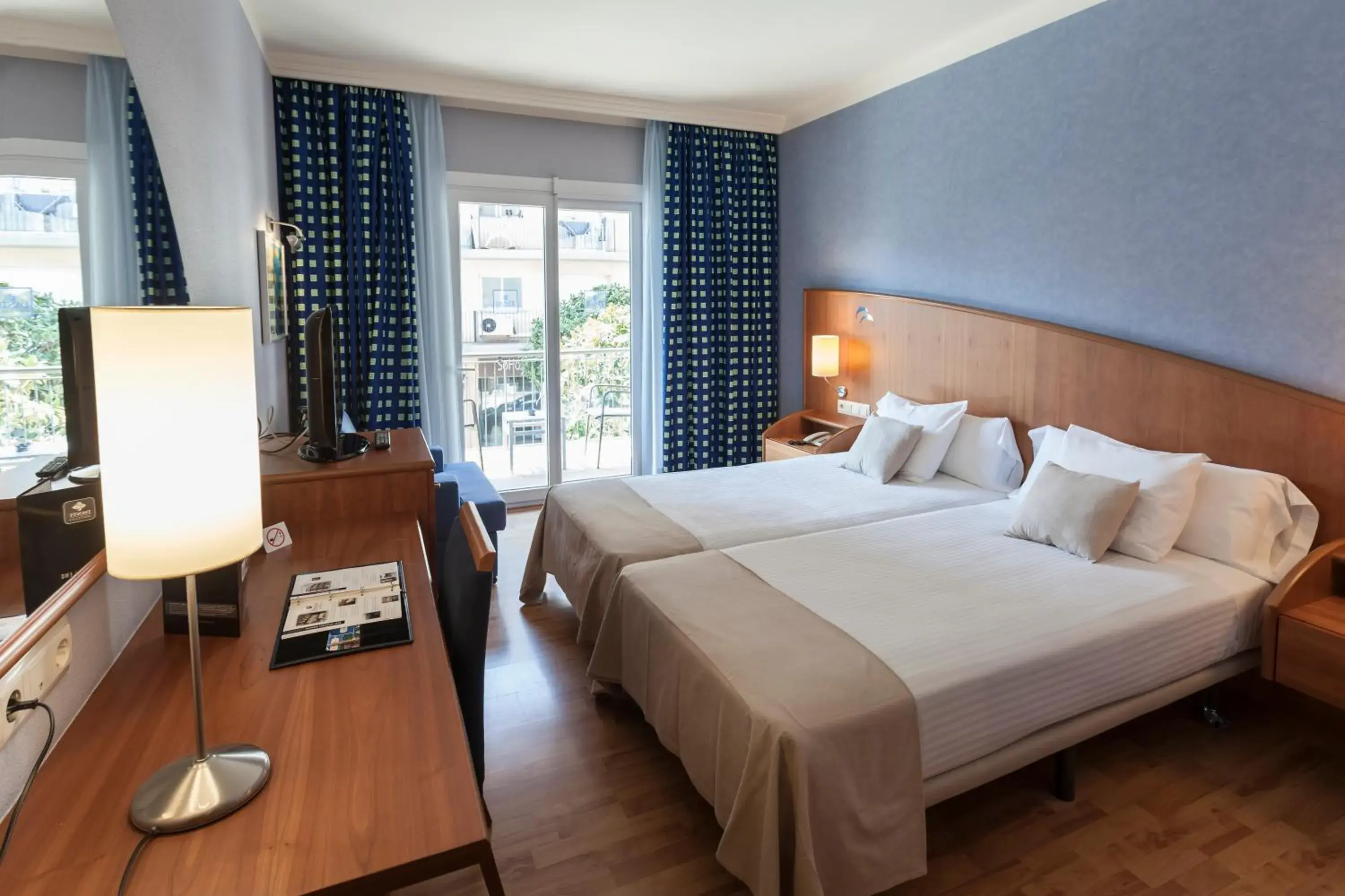 Double or Twin Room with Balcony in Hotel Delfín 4 Sup Double or Twin Room with Balcony in Hotel Delfín 4 Sup