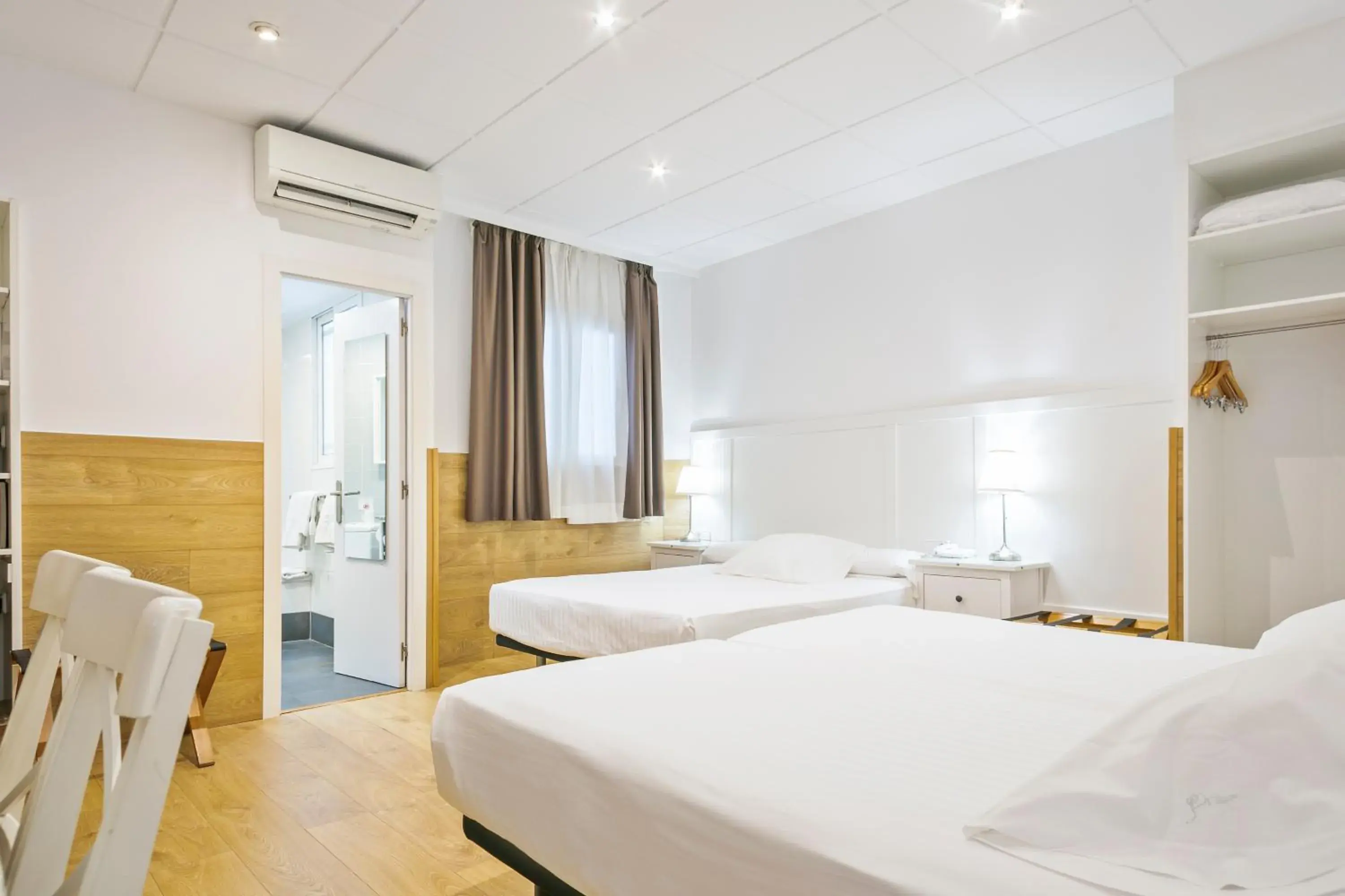 Economy Quadruple Room with No View in Venecia Plaza Centro Economy Quadruple Room with No View in Venecia Plaza Centro