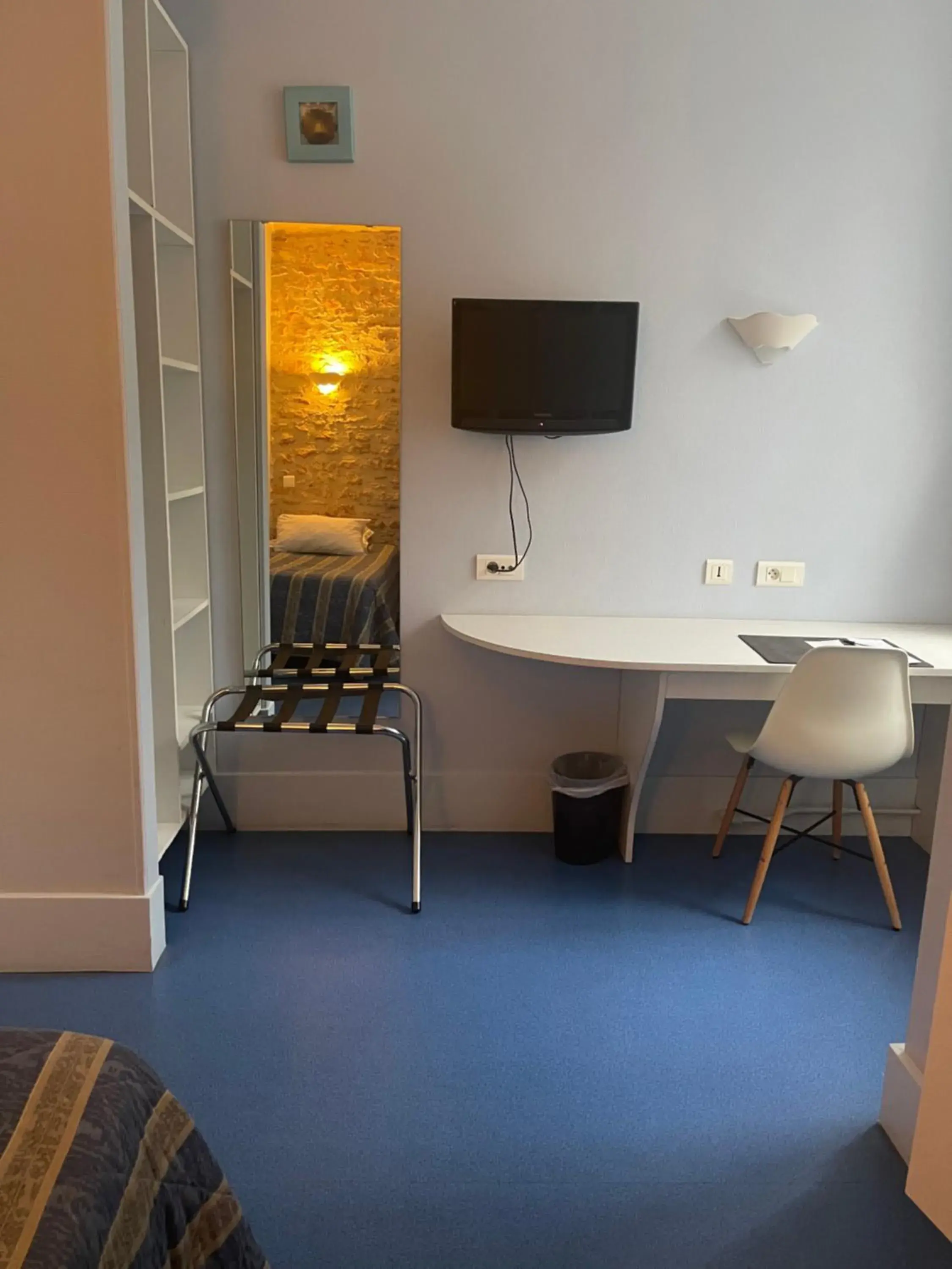 Double Room - single occupancy in Le Grand Monarque Donzy Double Room - single occupancy in Le Grand Monarque Donzy