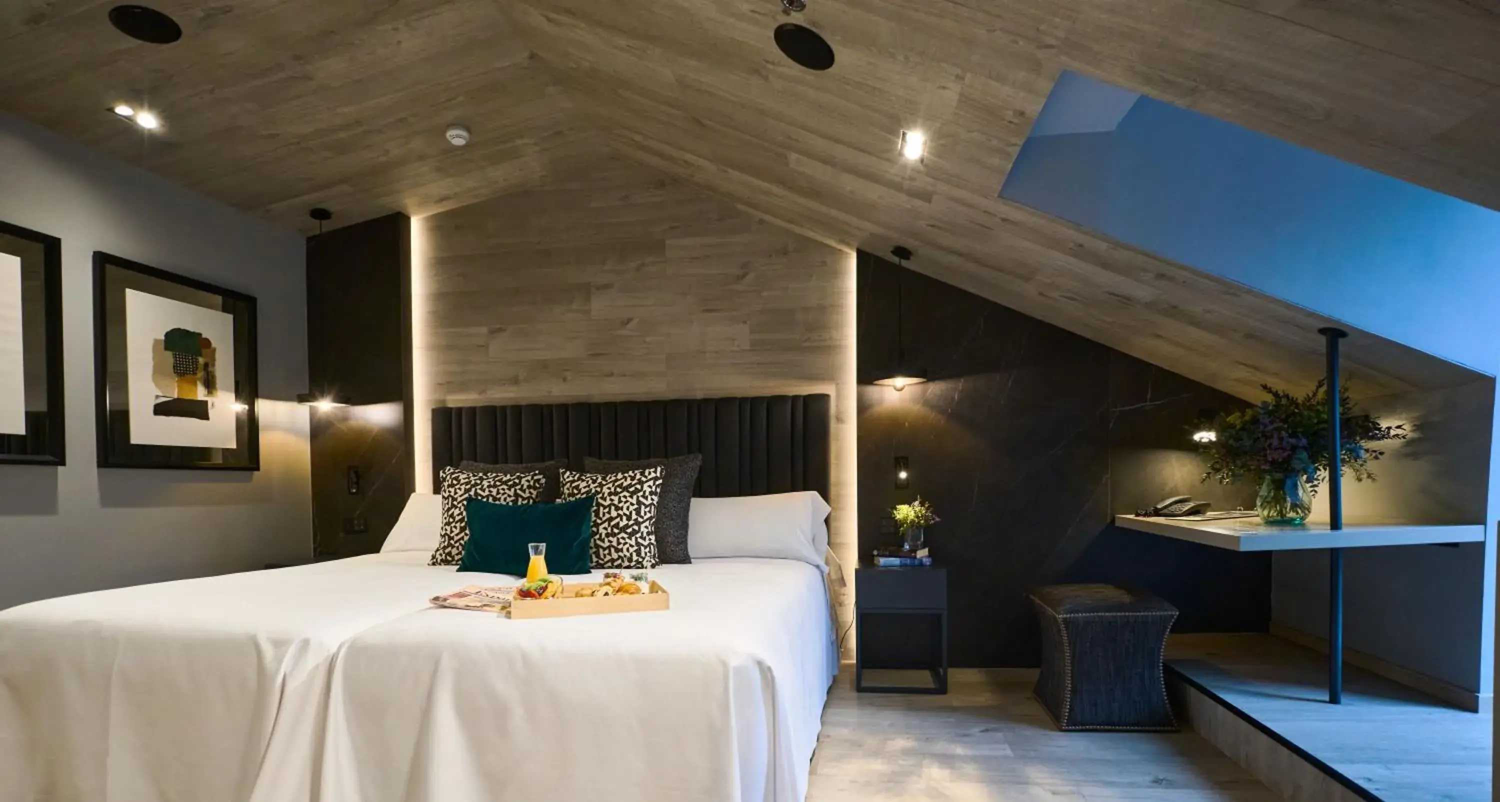 Penthouse Deluxe Room with Terrace and Jacuzzi in Hotel Regina Penthouse Deluxe Room with Terrace and Jacuzzi in Hotel Regina