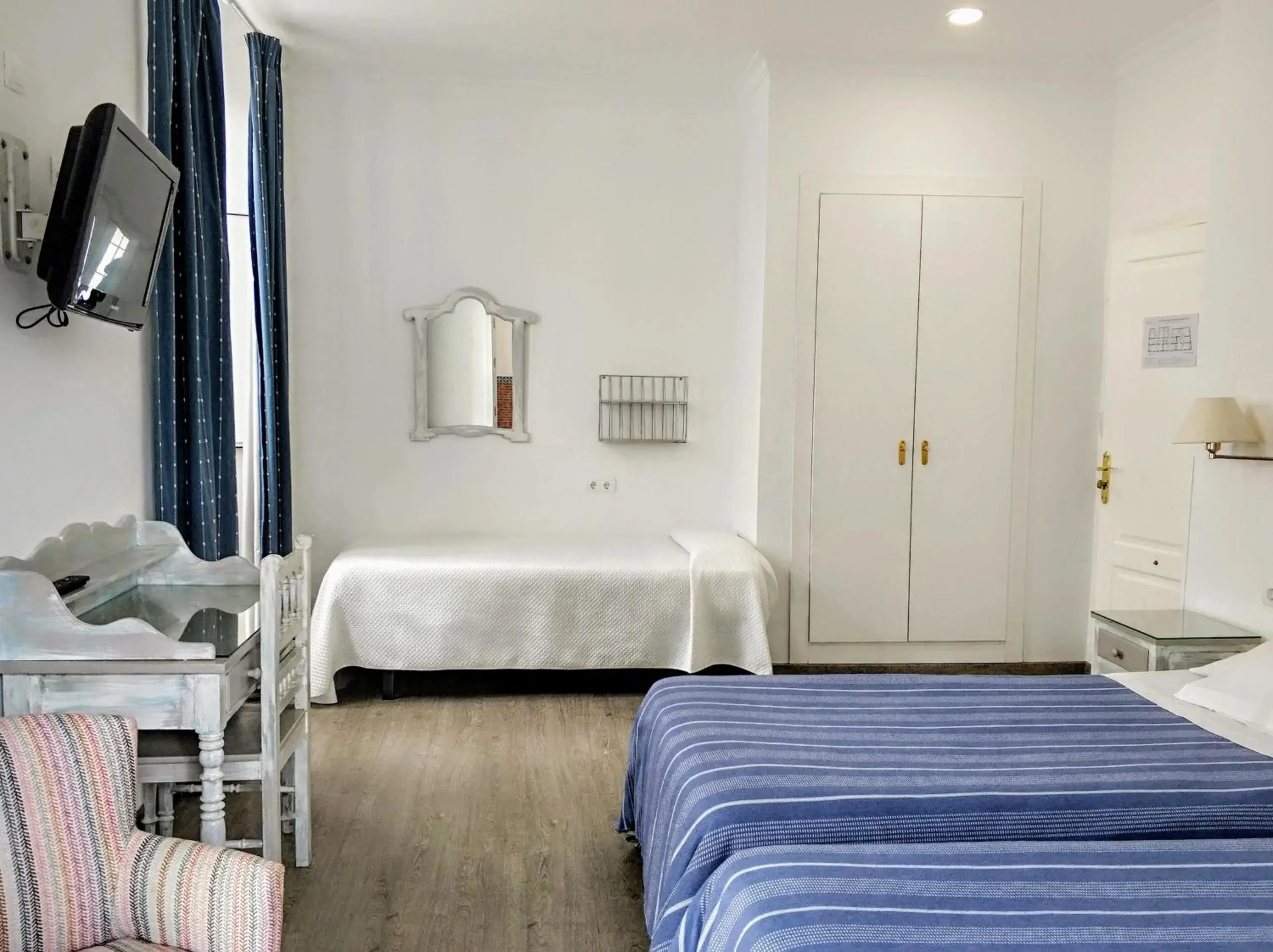 Triple Room with Balcony in Ronda Hotel Polo Triple Room with Balcony in Ronda Hotel Polo