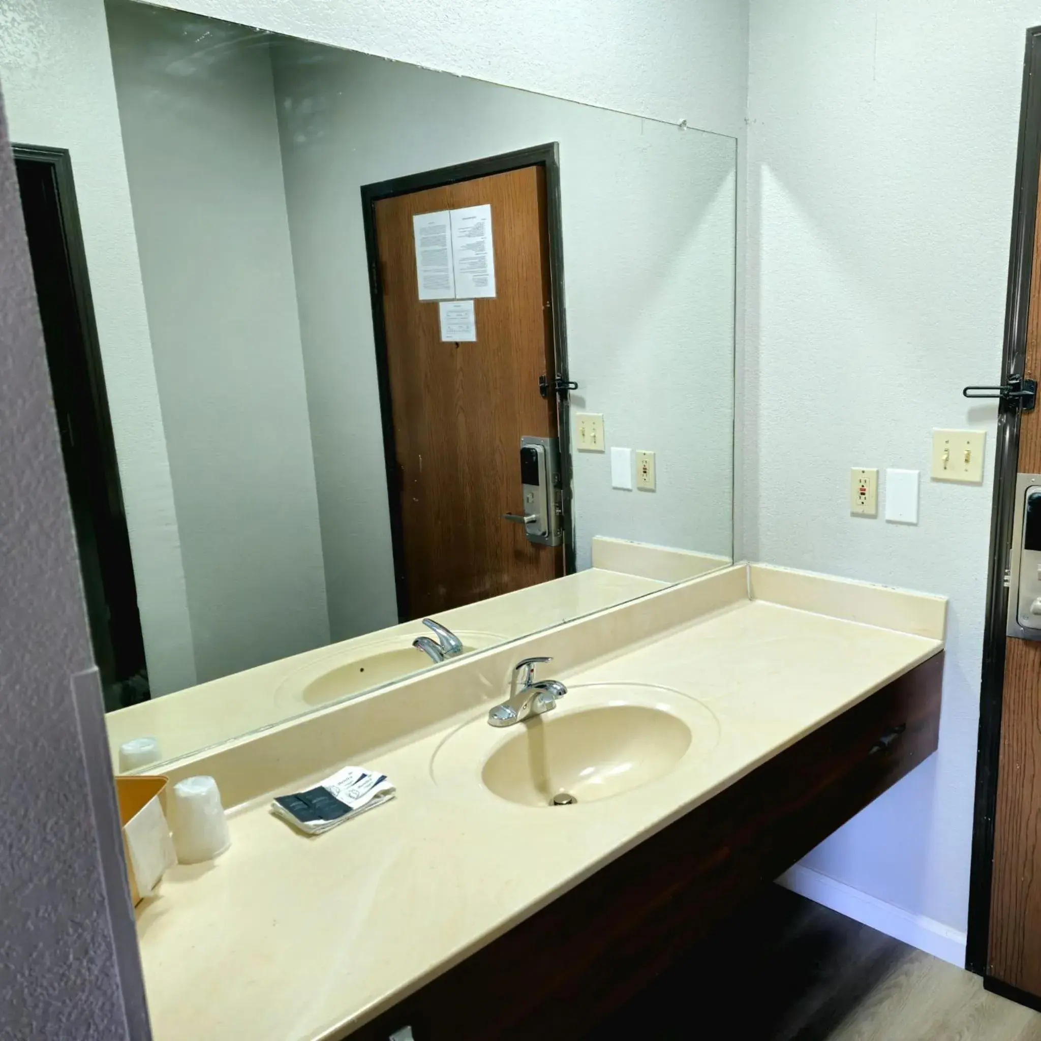 Standard Single Room in Budget Inn Standard Single Room in Budget Inn