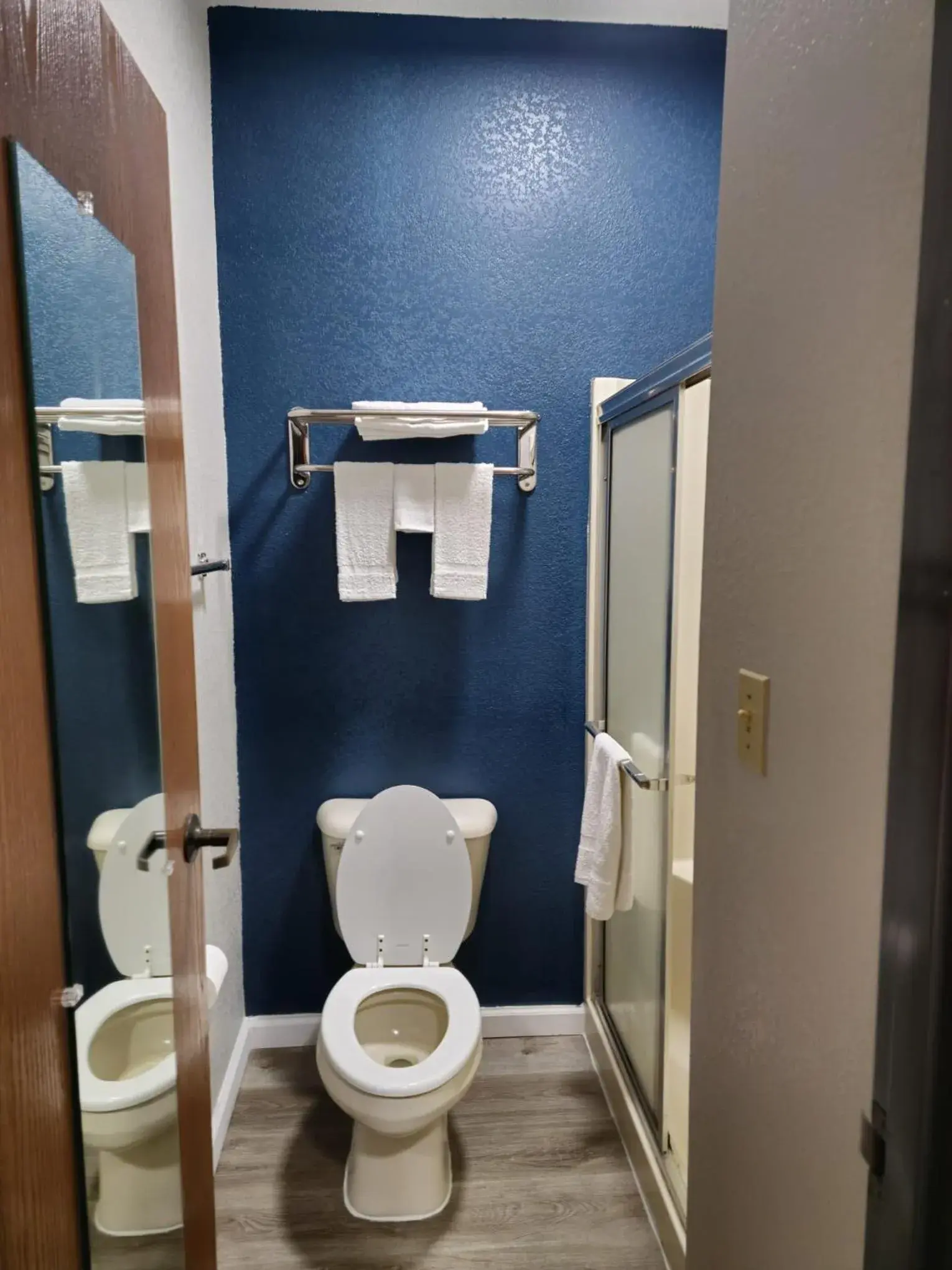 Standard Double Room in Budget Inn, Hwy 41 Standard Double Room in Budget Inn, Hwy 41