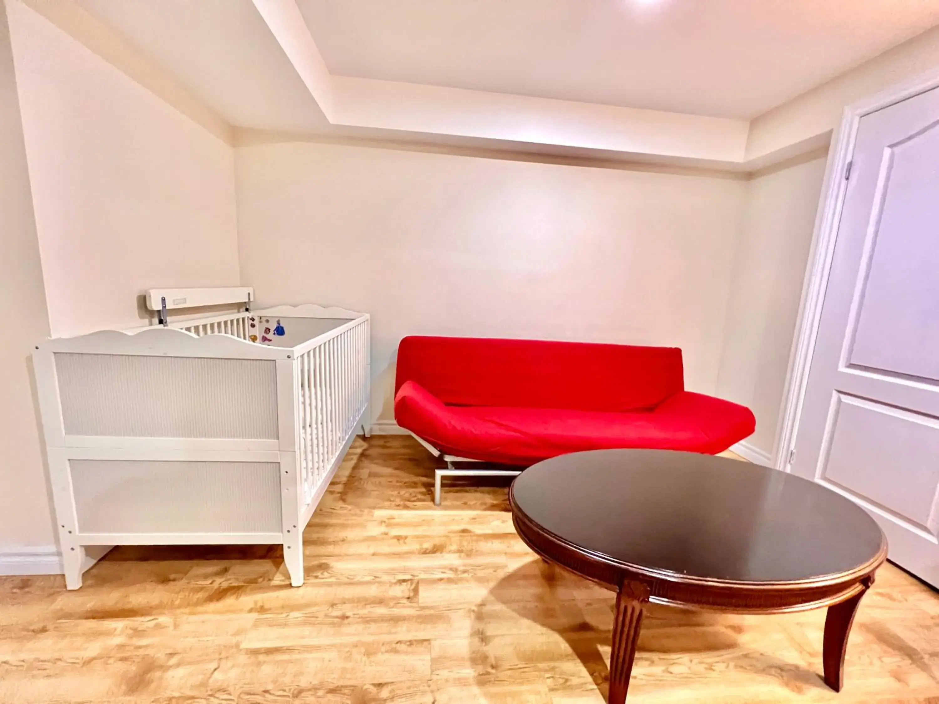 Double Room with Private Bathroom in Cozy Above-Ground Bright Rooms Double Room with Private Bathroom in Cozy Above-Ground Bright Rooms