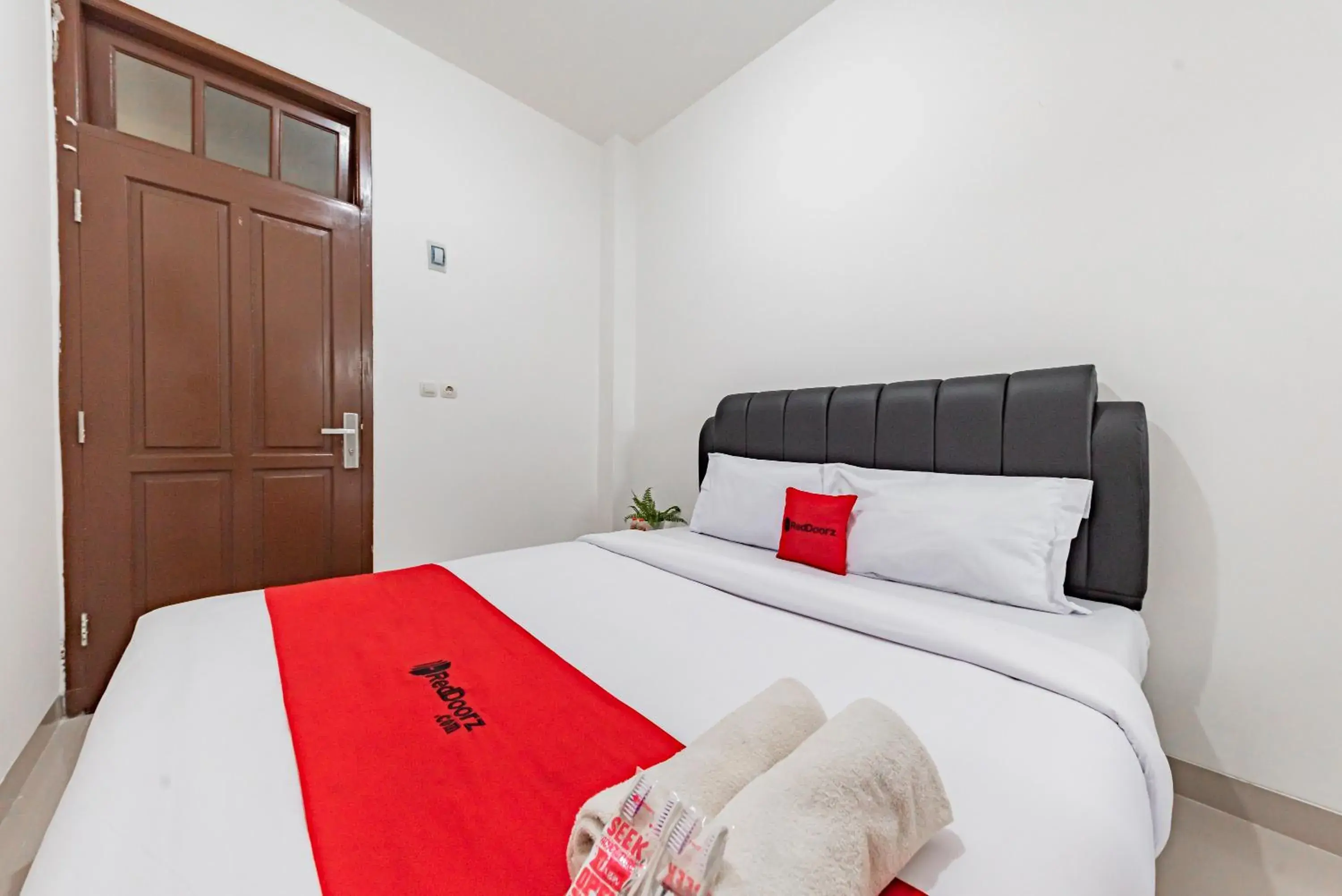 Double Room in RedDoorz @ Suryakencana Bogor Double Room in RedDoorz @ Suryakencana Bogor