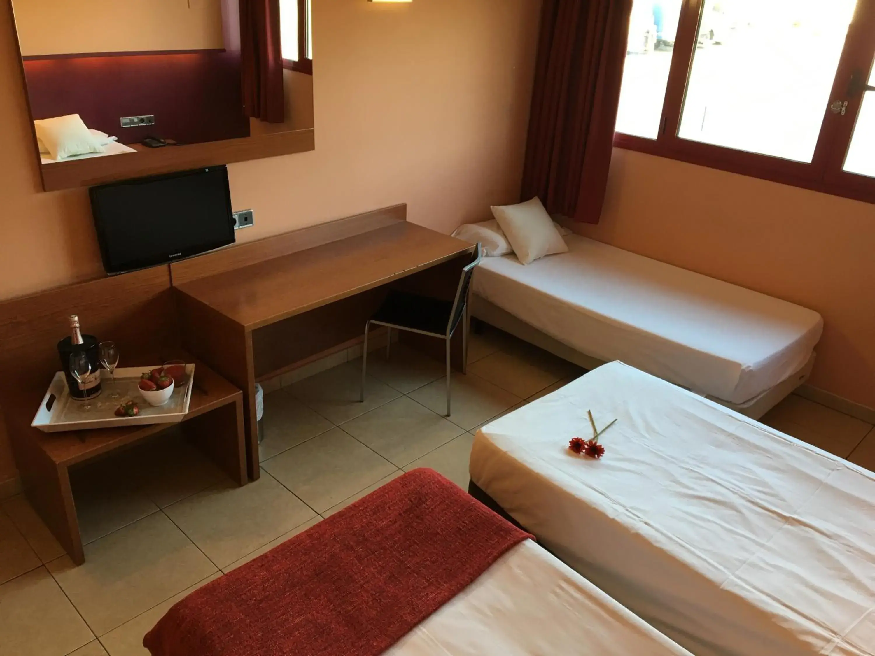 Double Room with Extra Bed in Hotel Jonquera Double Room with Extra Bed in Hotel Jonquera