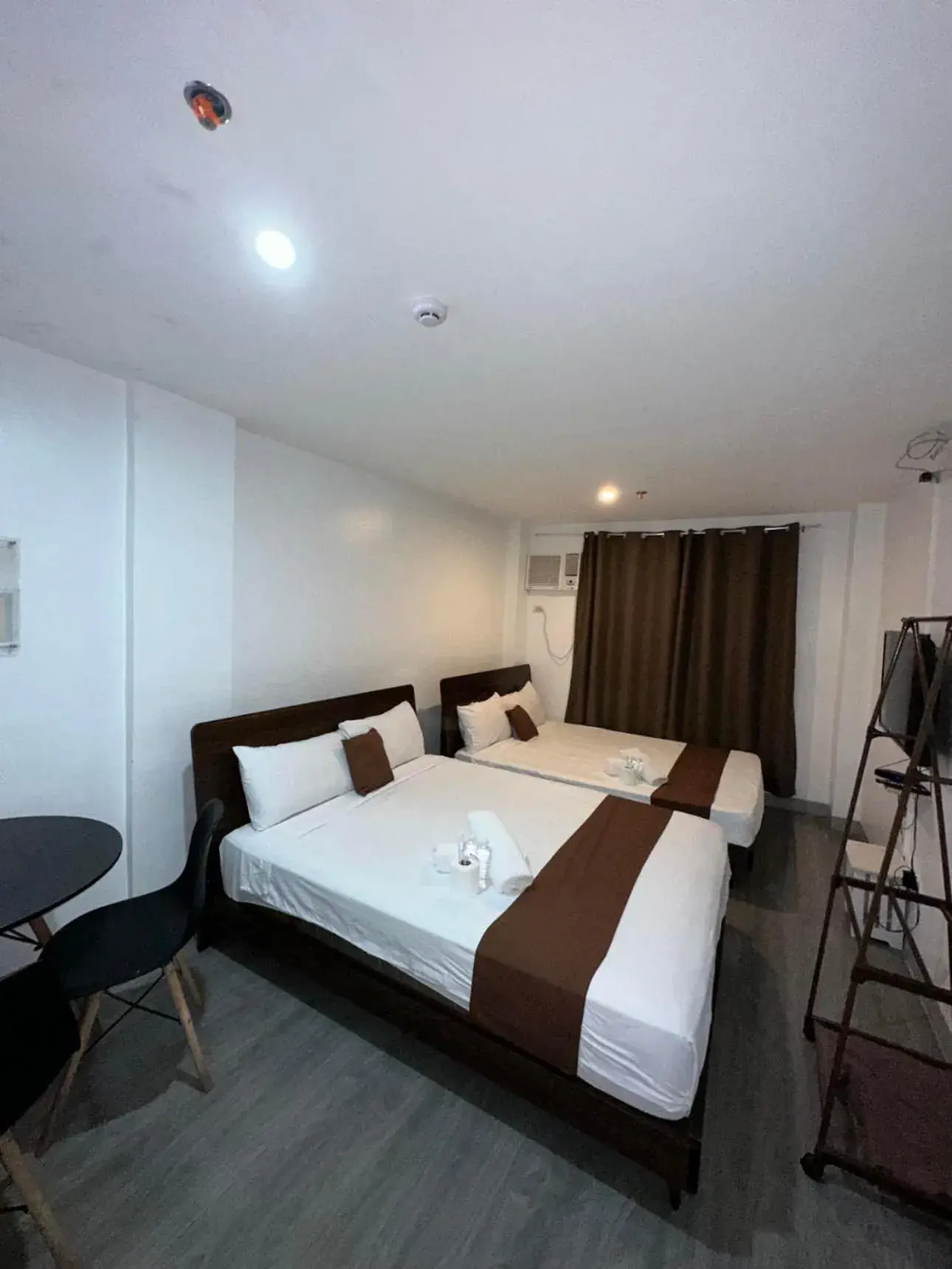 Quadruple Room in Aden Hotel Quadruple Room in Aden Hotel