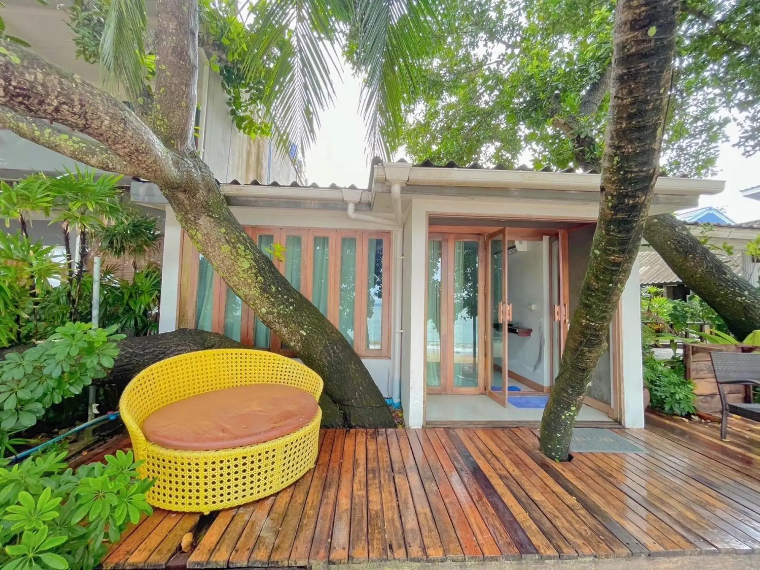 Property building in Koh Kwang Beach Resort Property building in Koh Kwang Beach Resort