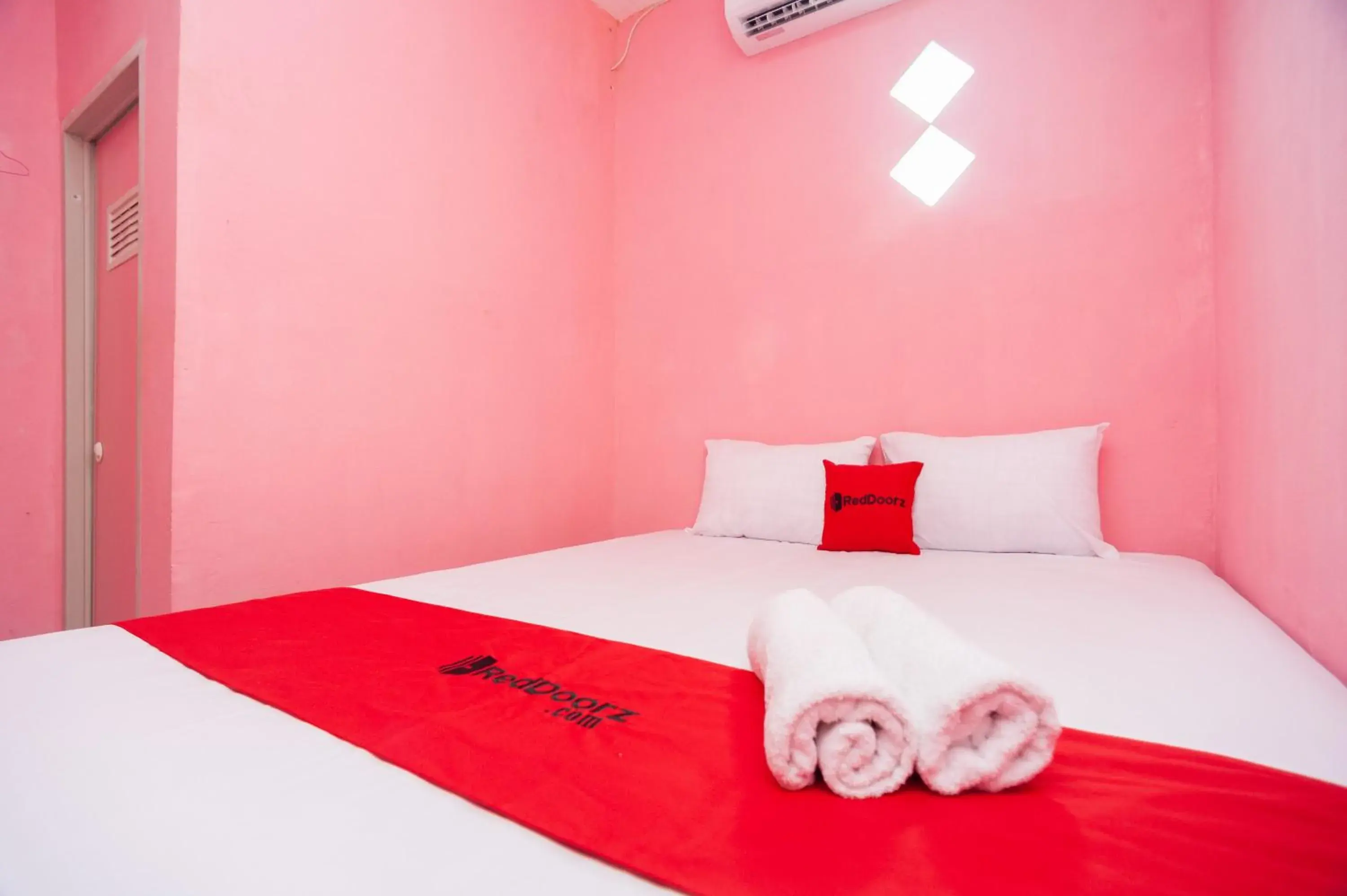 Standard Double Room in RedDoorz near Simpang Bandara SMB II Standard Double Room in RedDoorz near Simpang Bandara SMB II