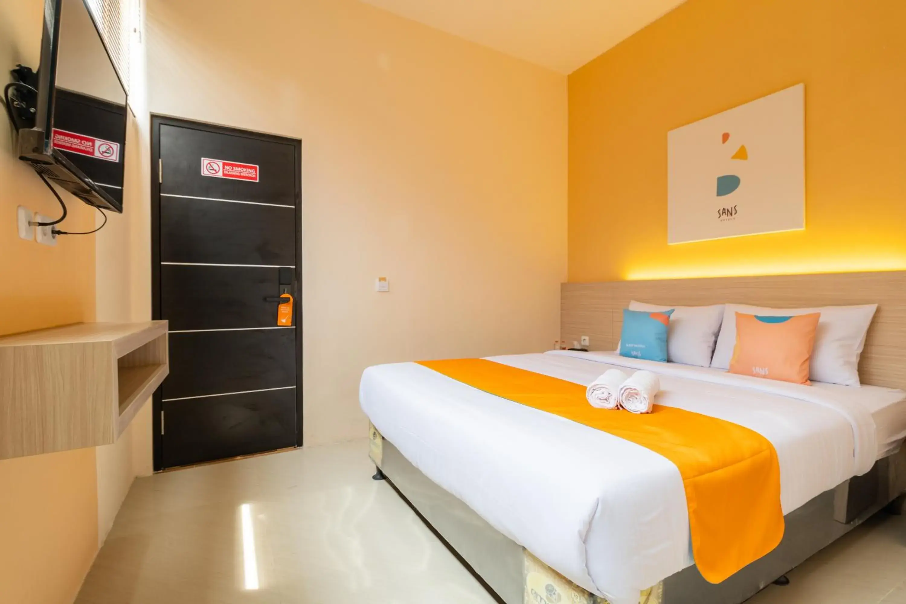 Superior Double Room in Sans Hotel Bubulak Bogor Superior Double Room in Sans Hotel Bubulak Bogor