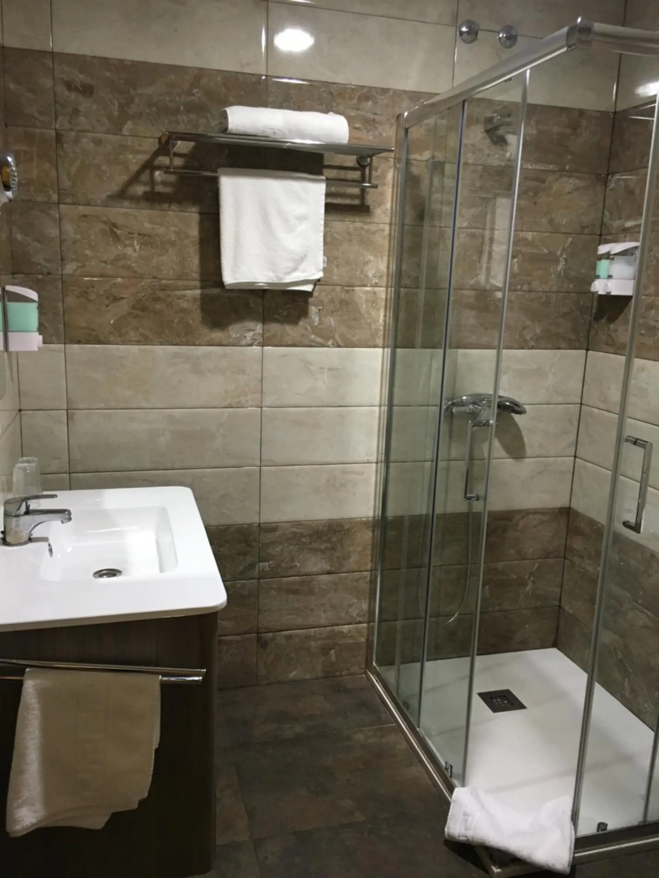 Double or Twin Room in Hostal Mont Royal Double or Twin Room in Hostal Mont Royal