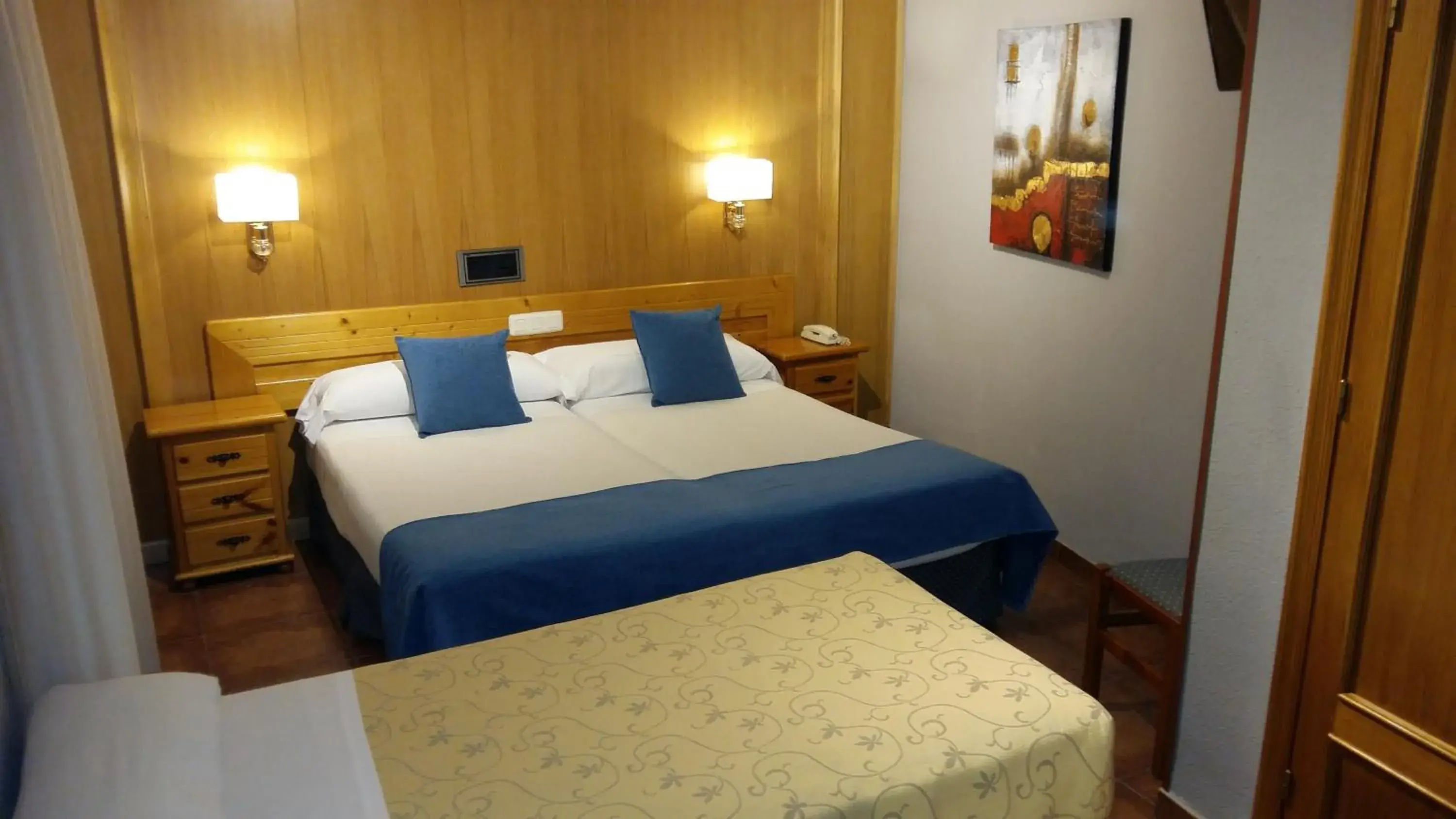 Twin Room with Extra Bed in Hotel Real De Toledo Twin Room with Extra Bed in Hotel Real De Toledo