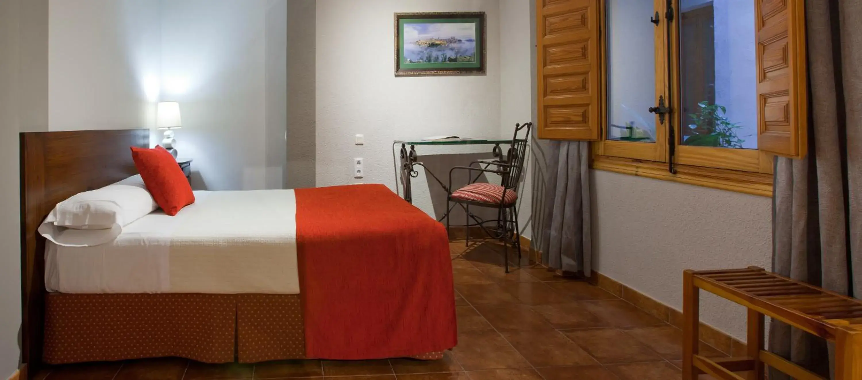 Standard Family Room in Hotel Real De Toledo Standard Family Room in Hotel Real De Toledo