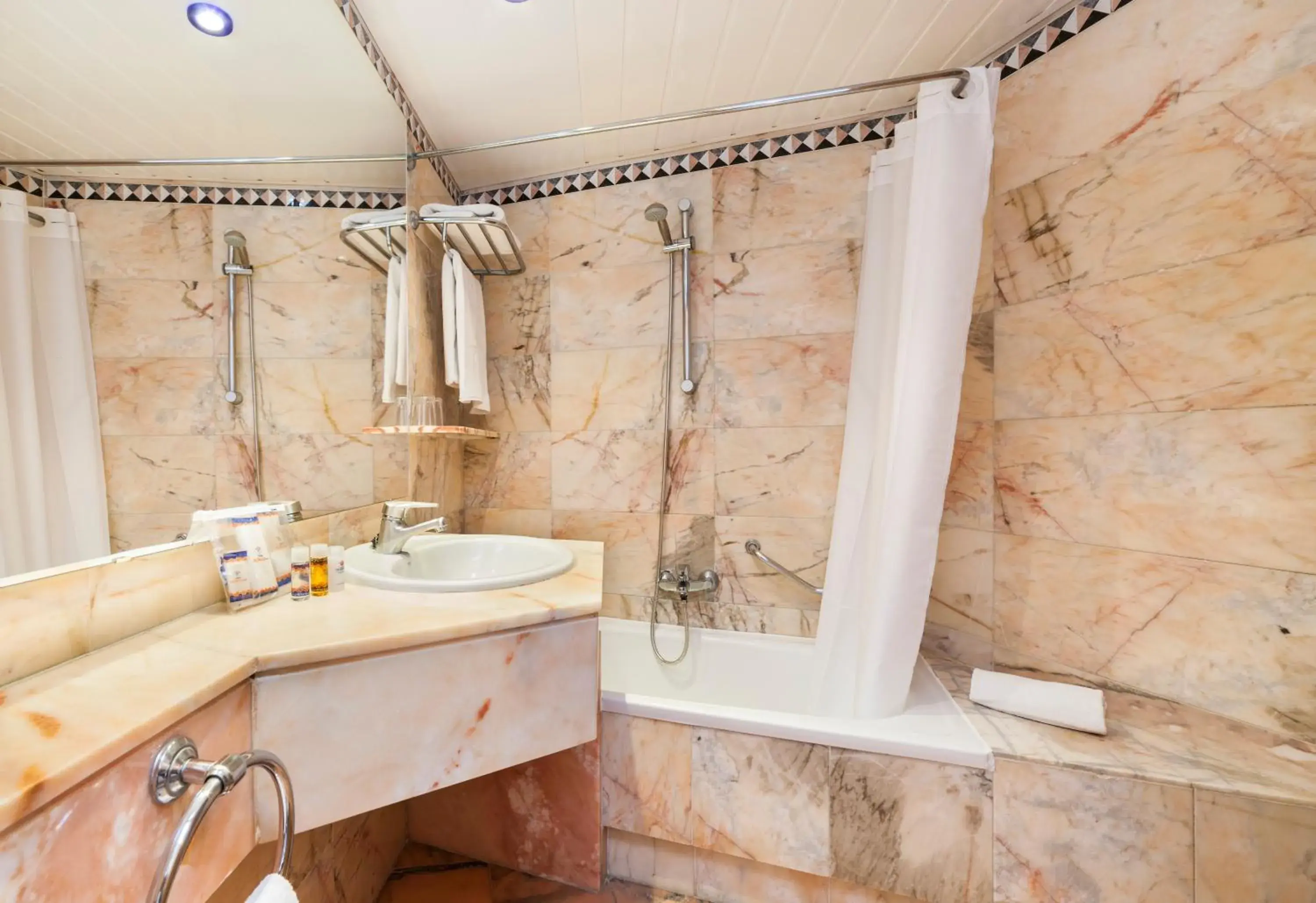 Twin Room in Globales Palmanova Palace Twin Room in Globales Palmanova Palace