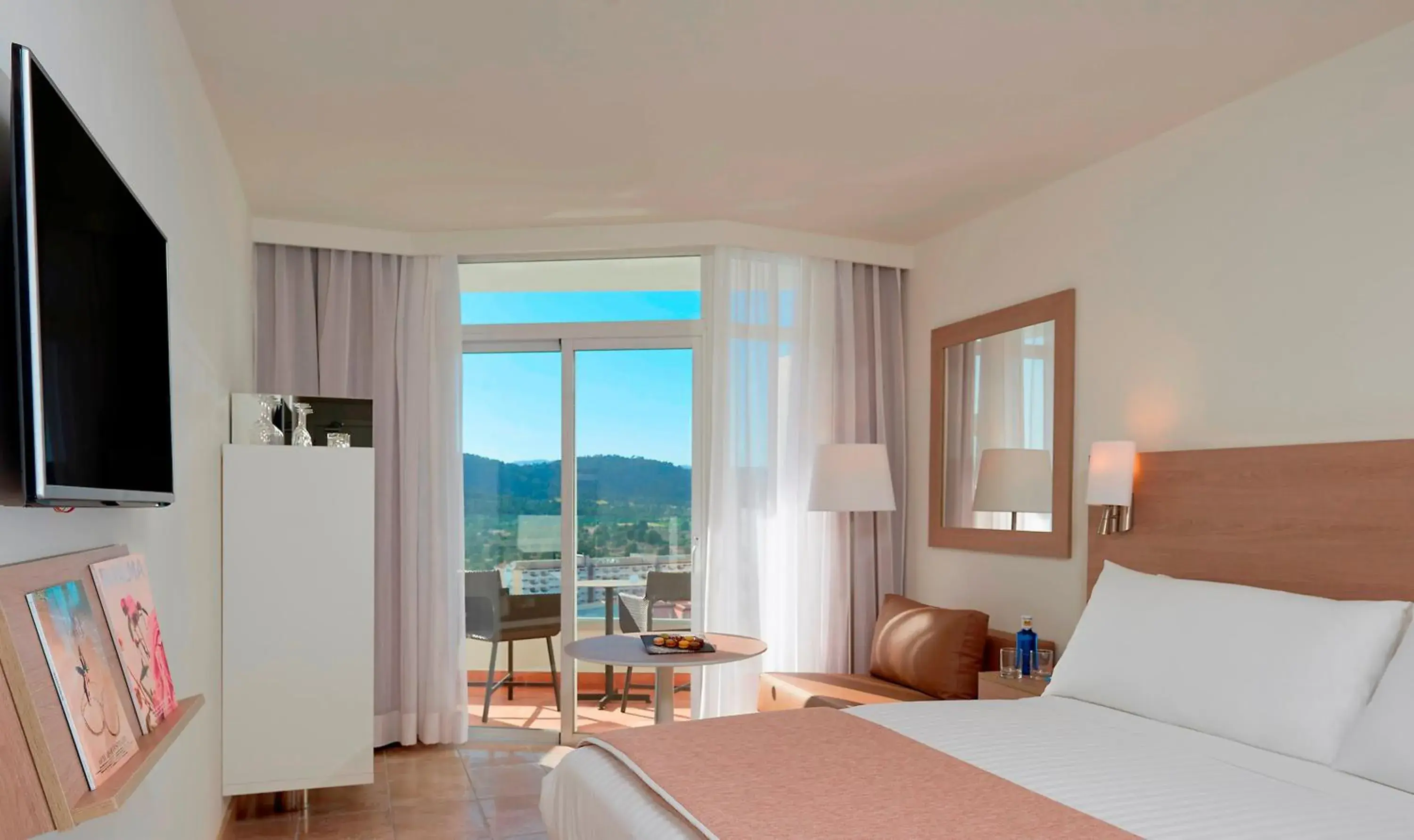 Meliá Guestroom in Meliá Calviá Beach Meliá Guestroom in Meliá Calviá Beach