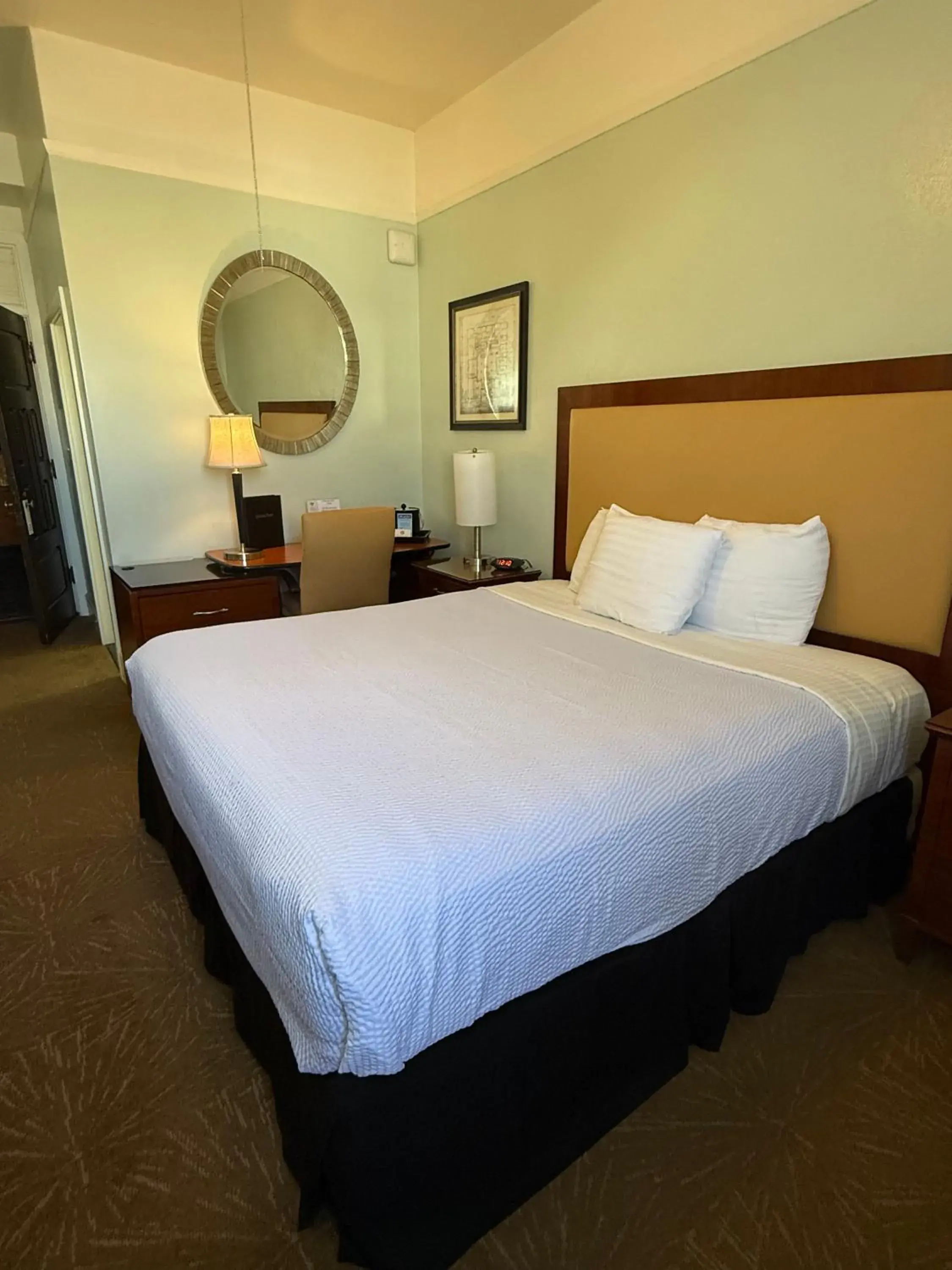 Budget Single Room in The Gadsden Hotel Budget Single Room in The Gadsden Hotel