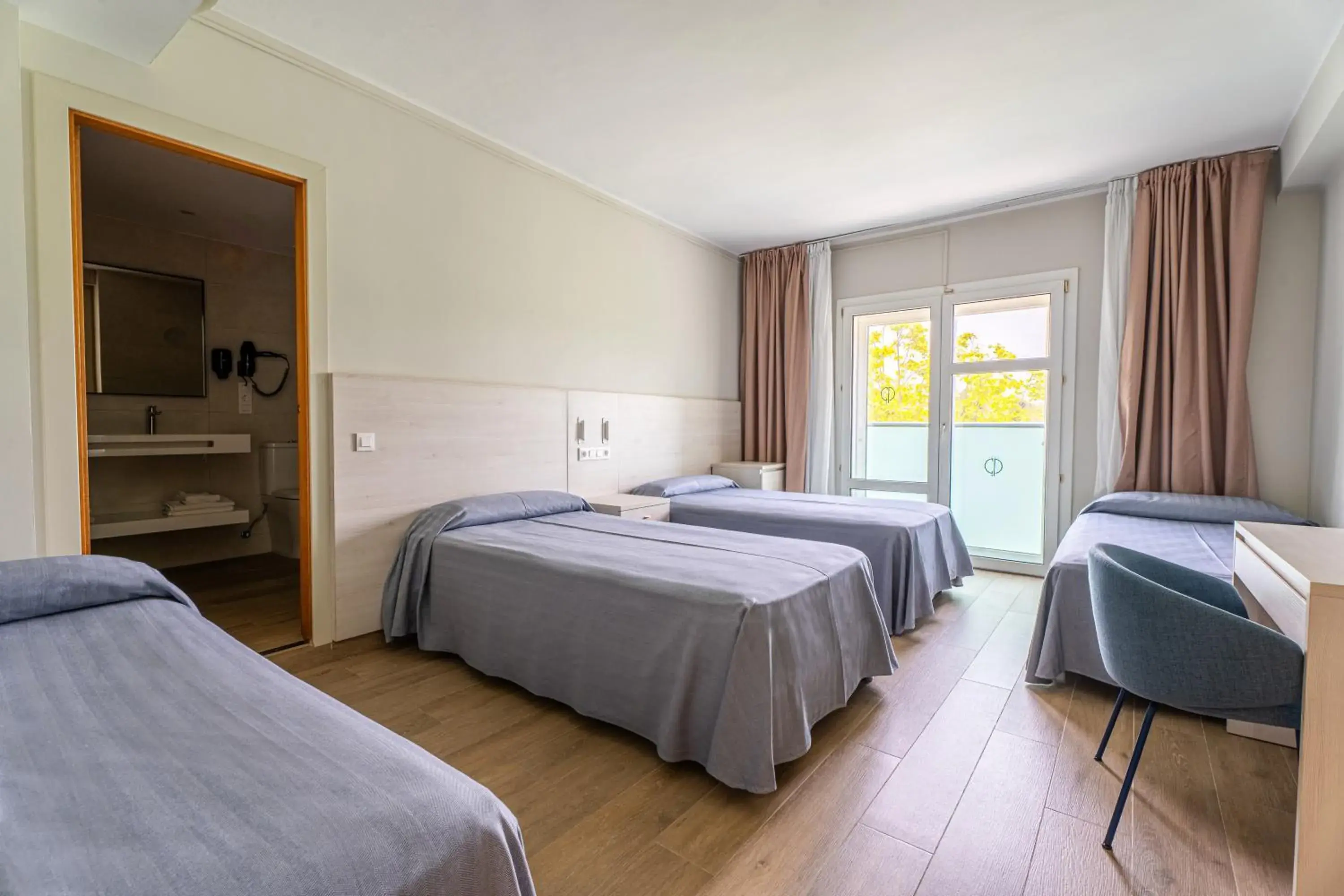 Standard Triple Room in Hotel Canada Palace Standard Triple Room in Hotel Canada Palace