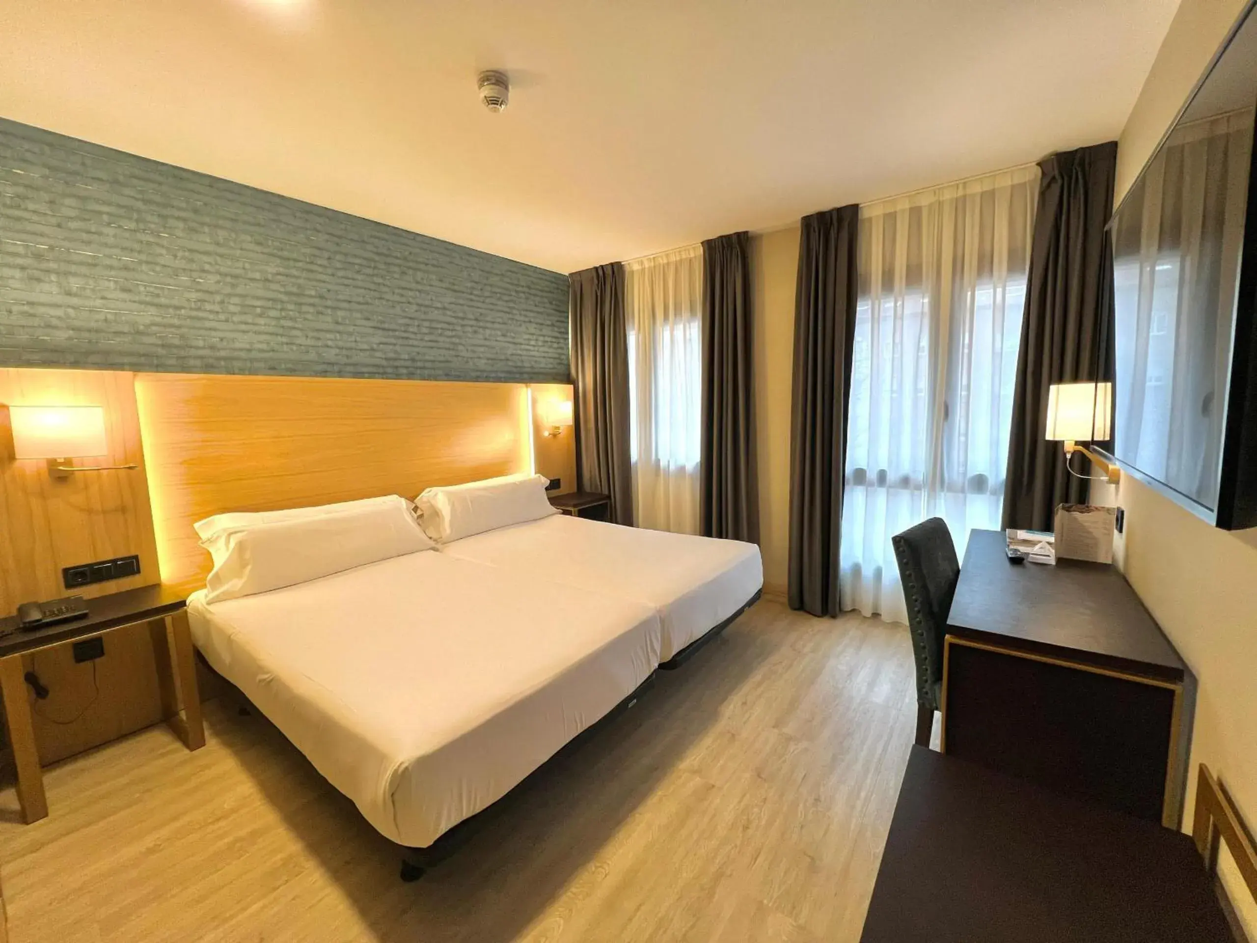 Comfort Double Room - single occupancy in Hotel Zentral Ramiro I Oviedo Comfort Double Room - single occupancy in Hotel Zentral Ramiro I Oviedo