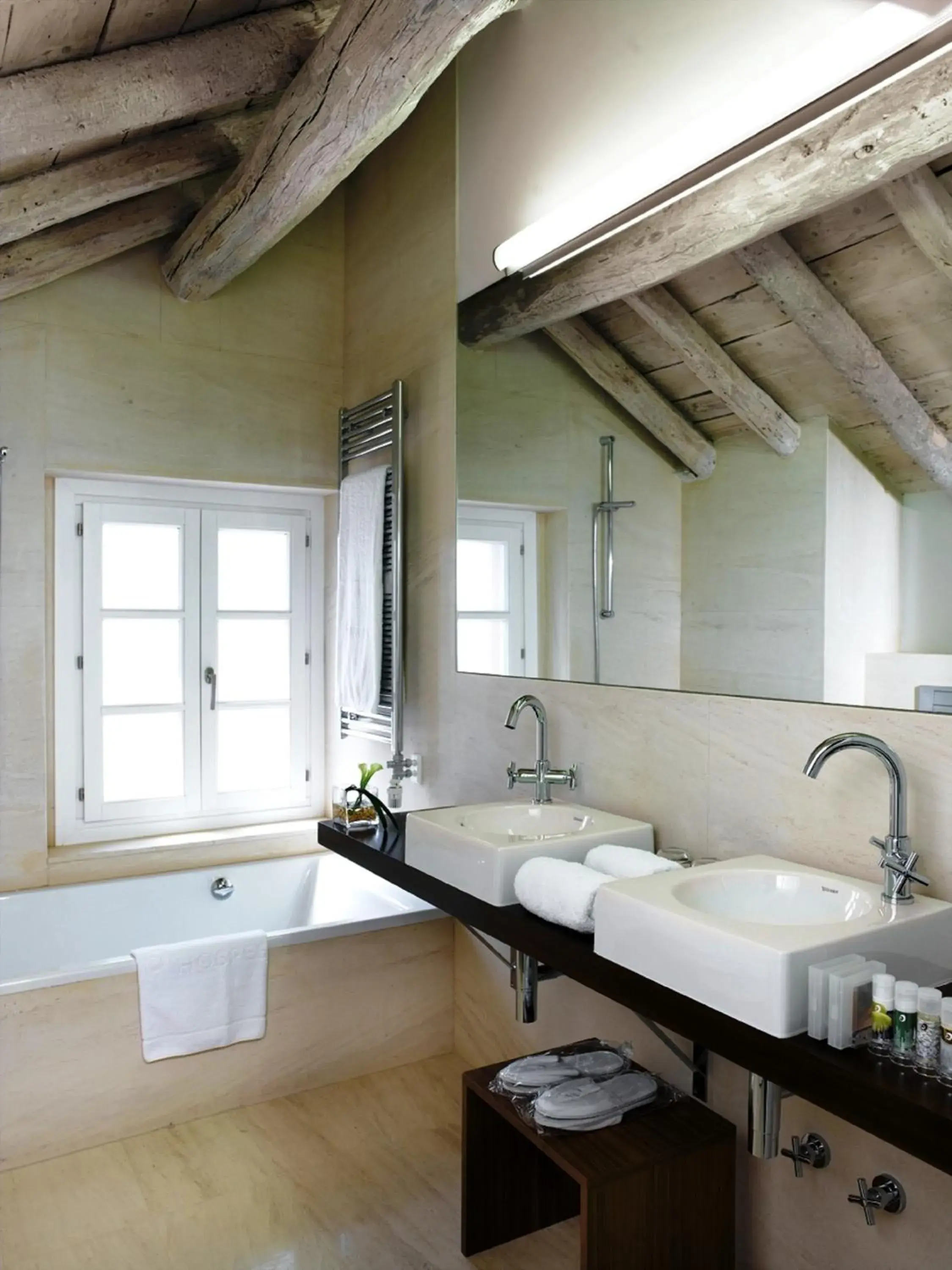 Deluxe Double or Twin Room with Lake View in Hotel Villa Paulita Deluxe Double or Twin Room with Lake View in Hotel Villa Paulita