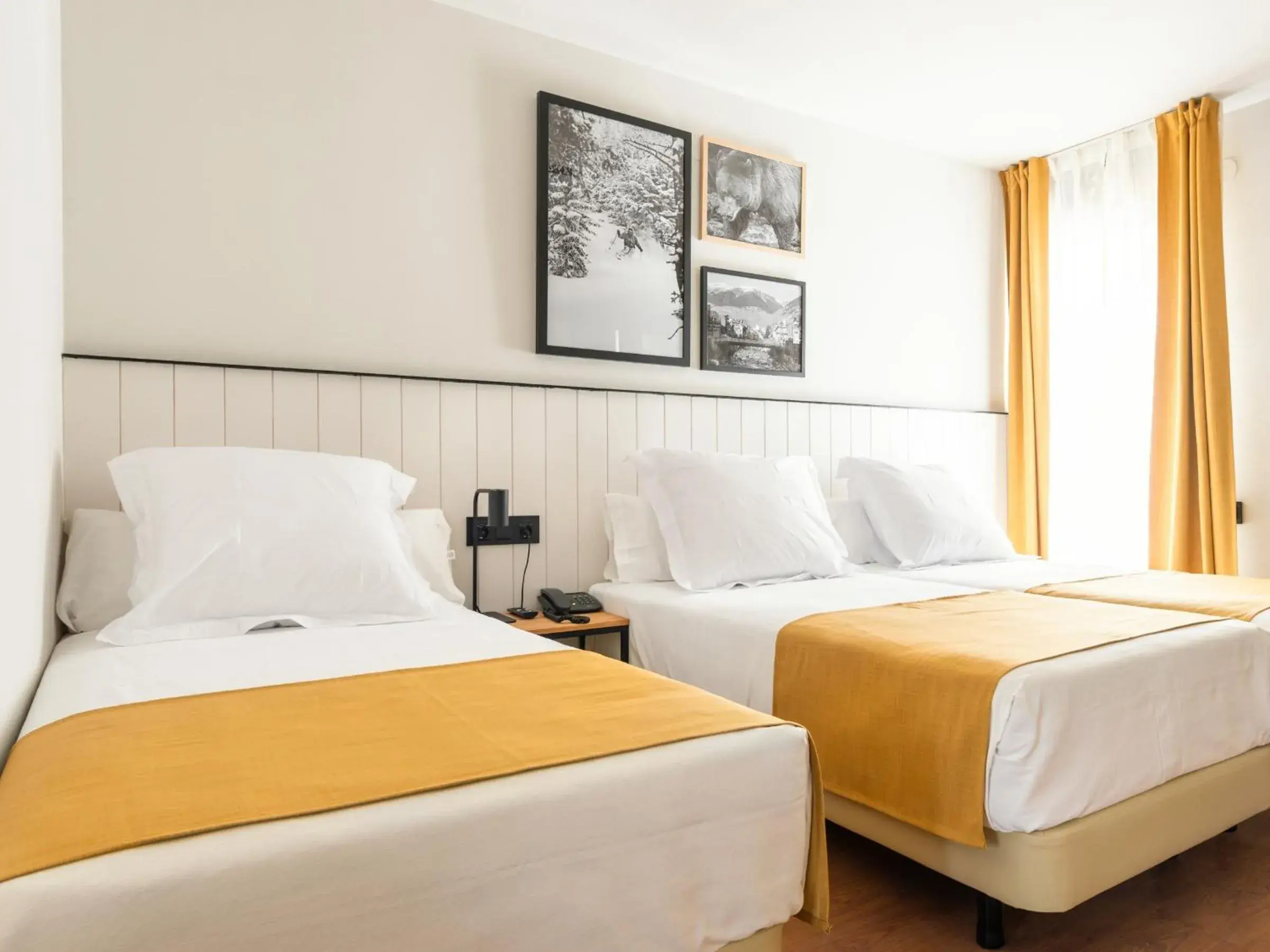 Triple Room with Balcony in Hotel Viella Triple Room with Balcony in Hotel Viella