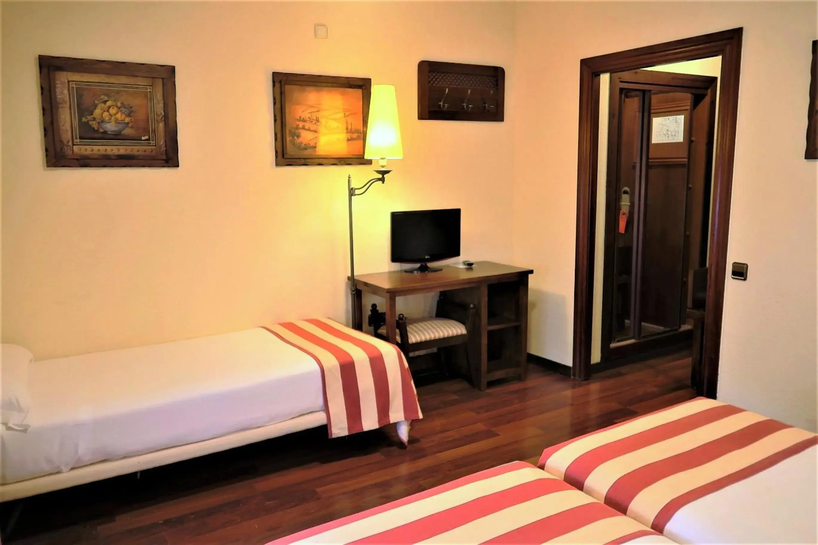 Double Room with Extra Bed in Hotel Urogallo Double Room with Extra Bed in Hotel Urogallo