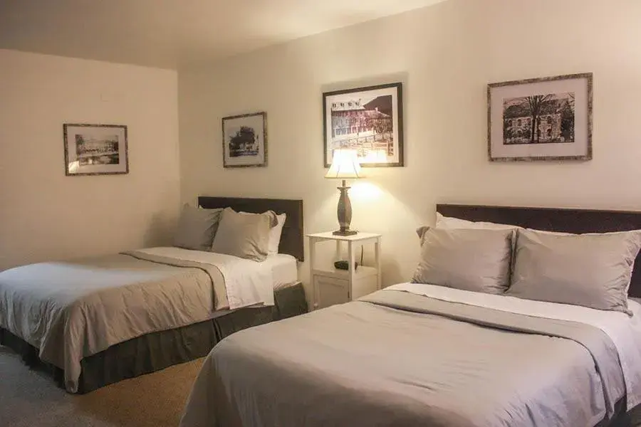 Standard Double Room in Mountain Creek Tavern Standard Double Room in Mountain Creek Tavern