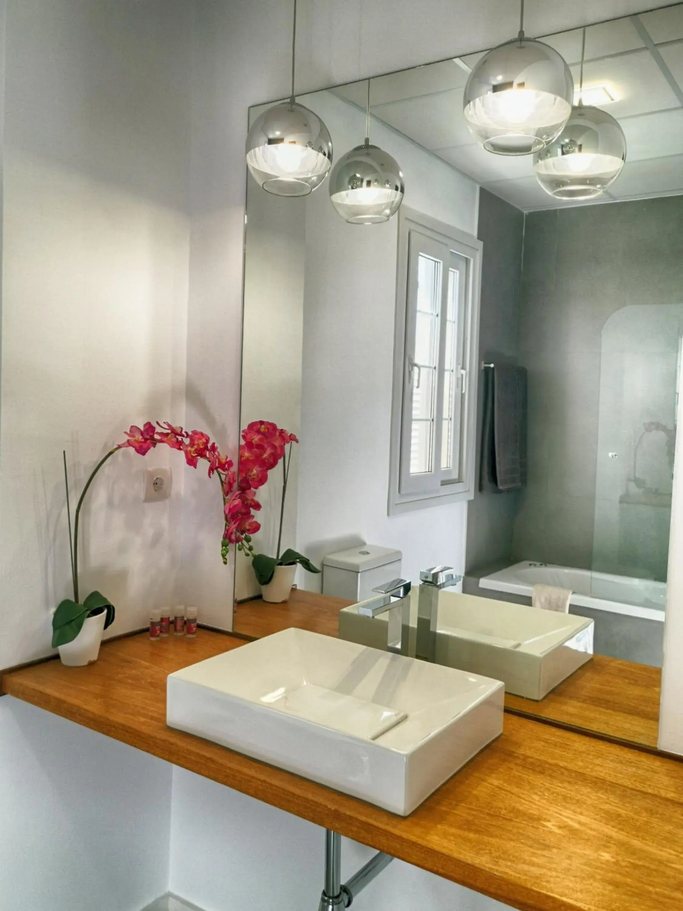 Three-Bedroom Apartment in Leo San Bruno Three-Bedroom Apartment in Leo San Bruno