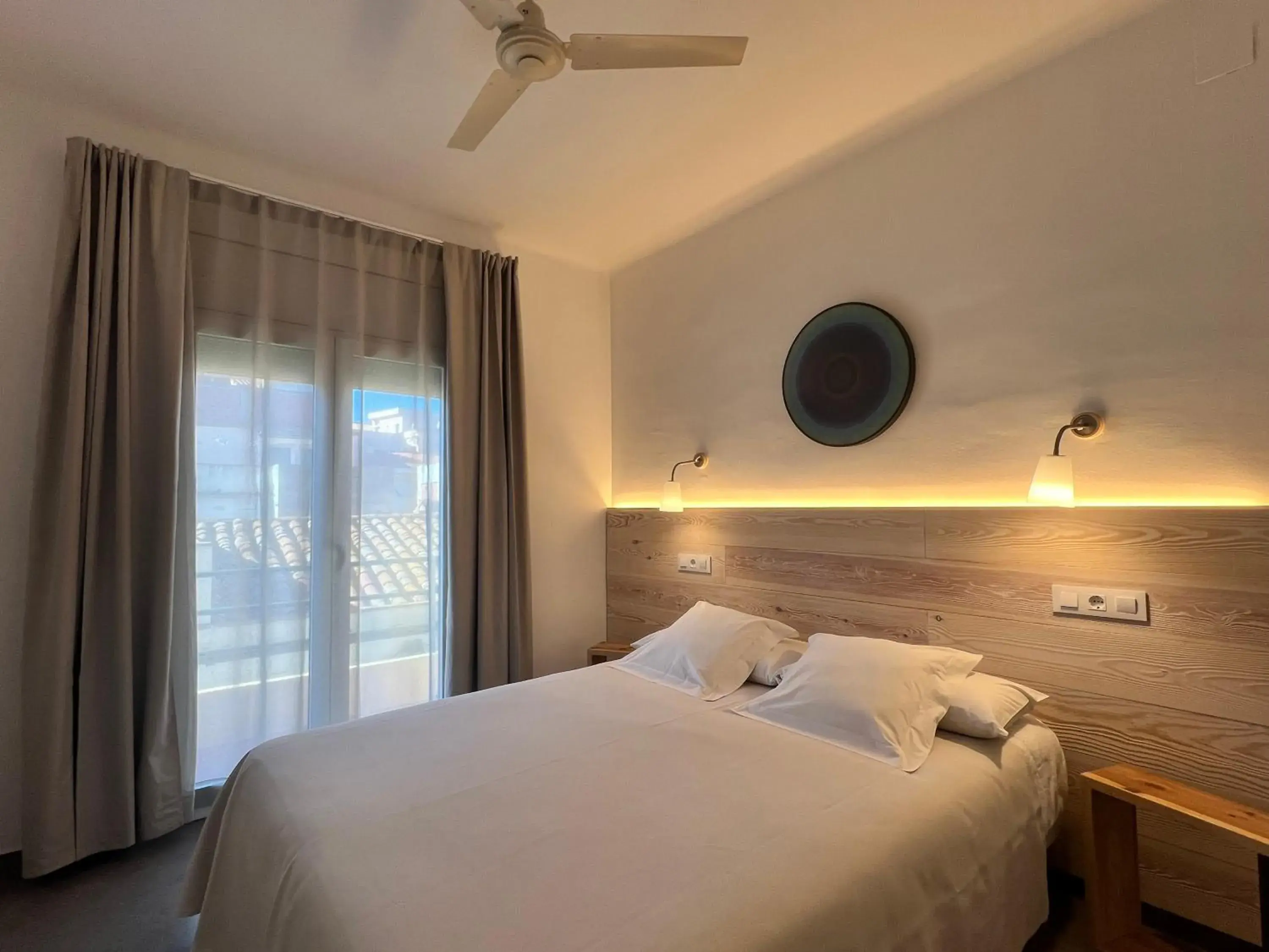 Double or Twin Room with Balcony in Hostal ROM Familiar Double or Twin Room with Balcony in Hostal ROM Familiar