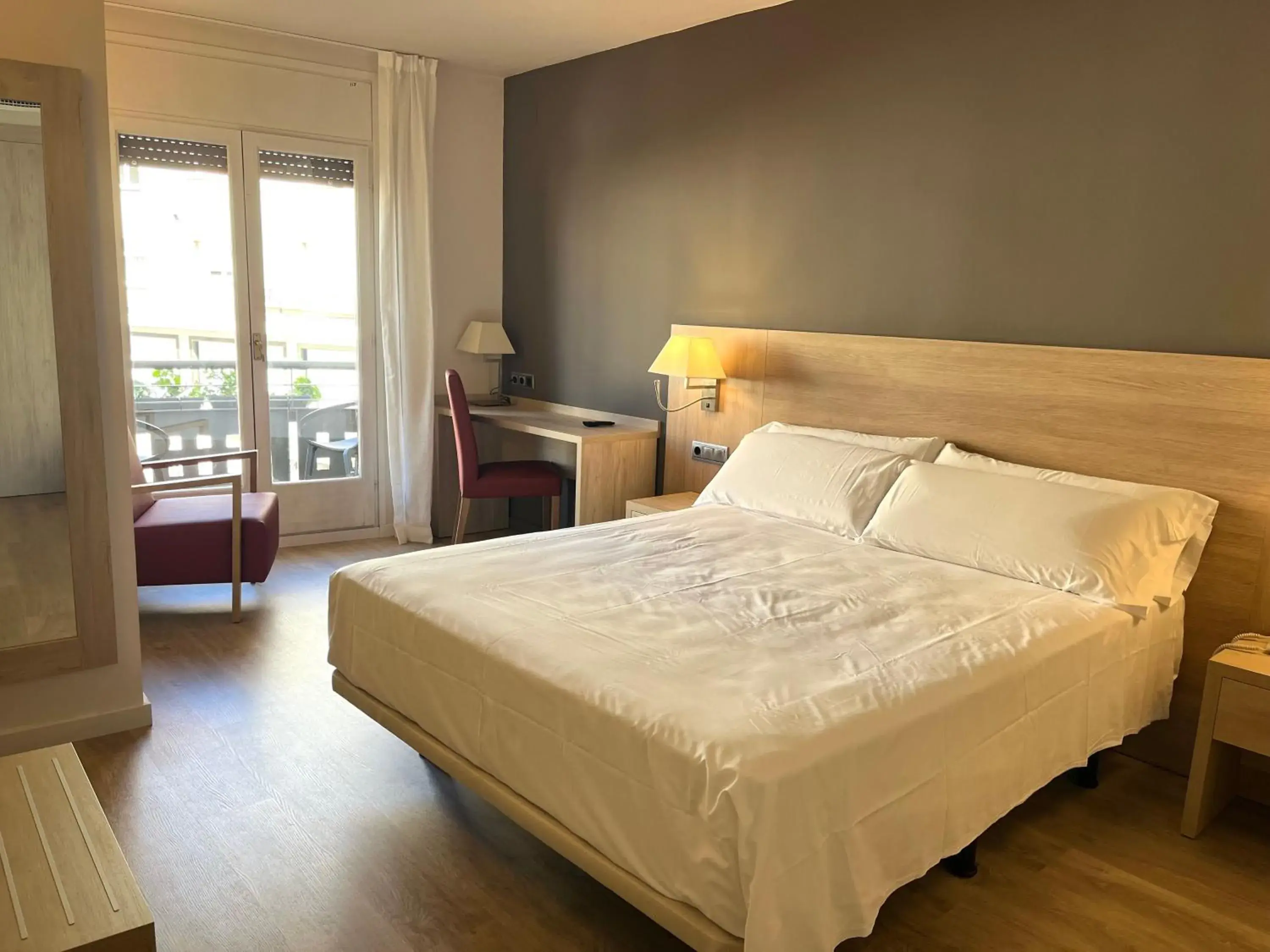 Triple Room with Balcony in Balneari Termes Victòria Triple Room with Balcony in Balneari Termes Victòria