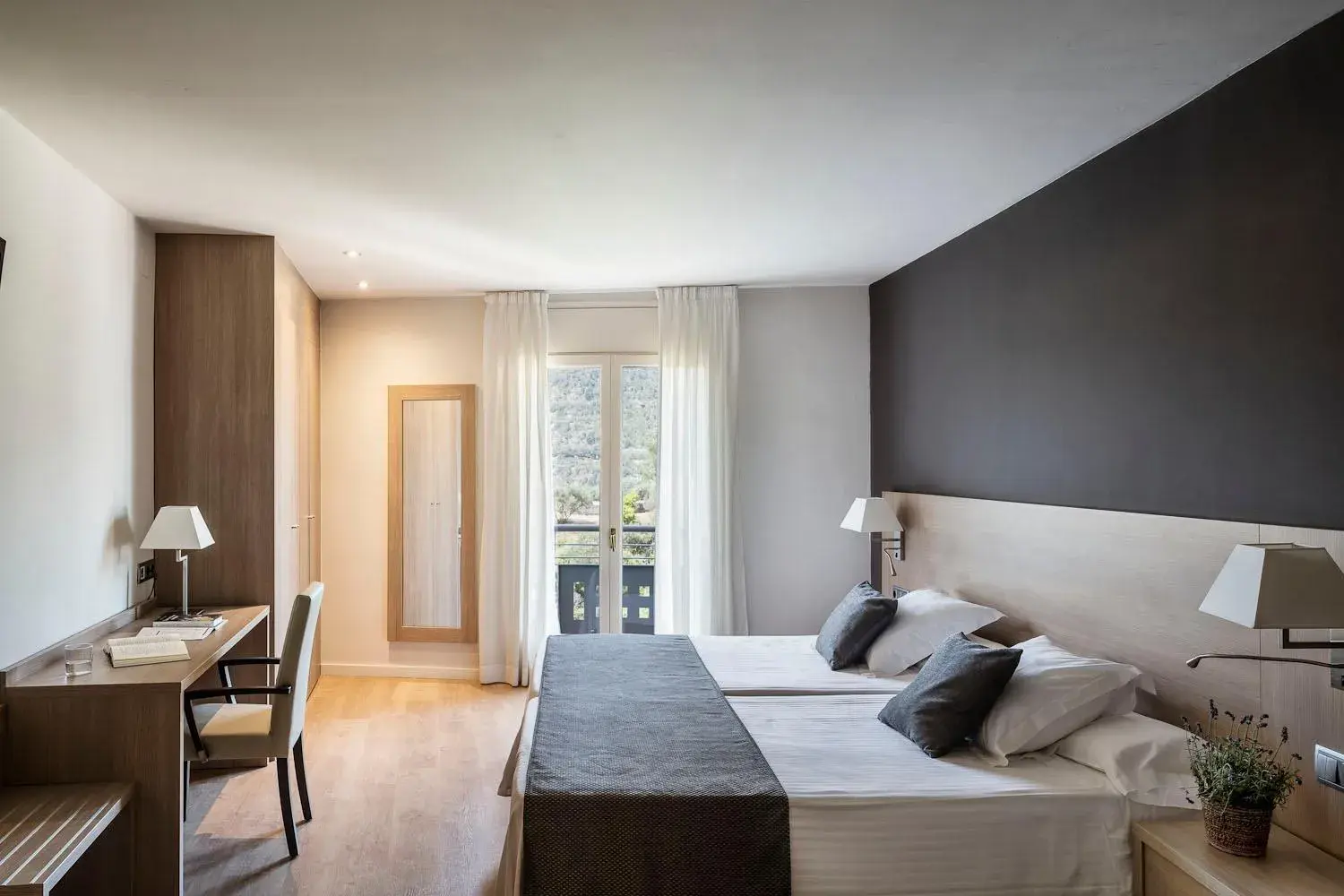 Renewed Double or Twin Room with Balcony - Spa Access in Balneari Termes Victòria Renewed Double or Twin Room with Balcony - Spa Access in Balneari Termes Victòria