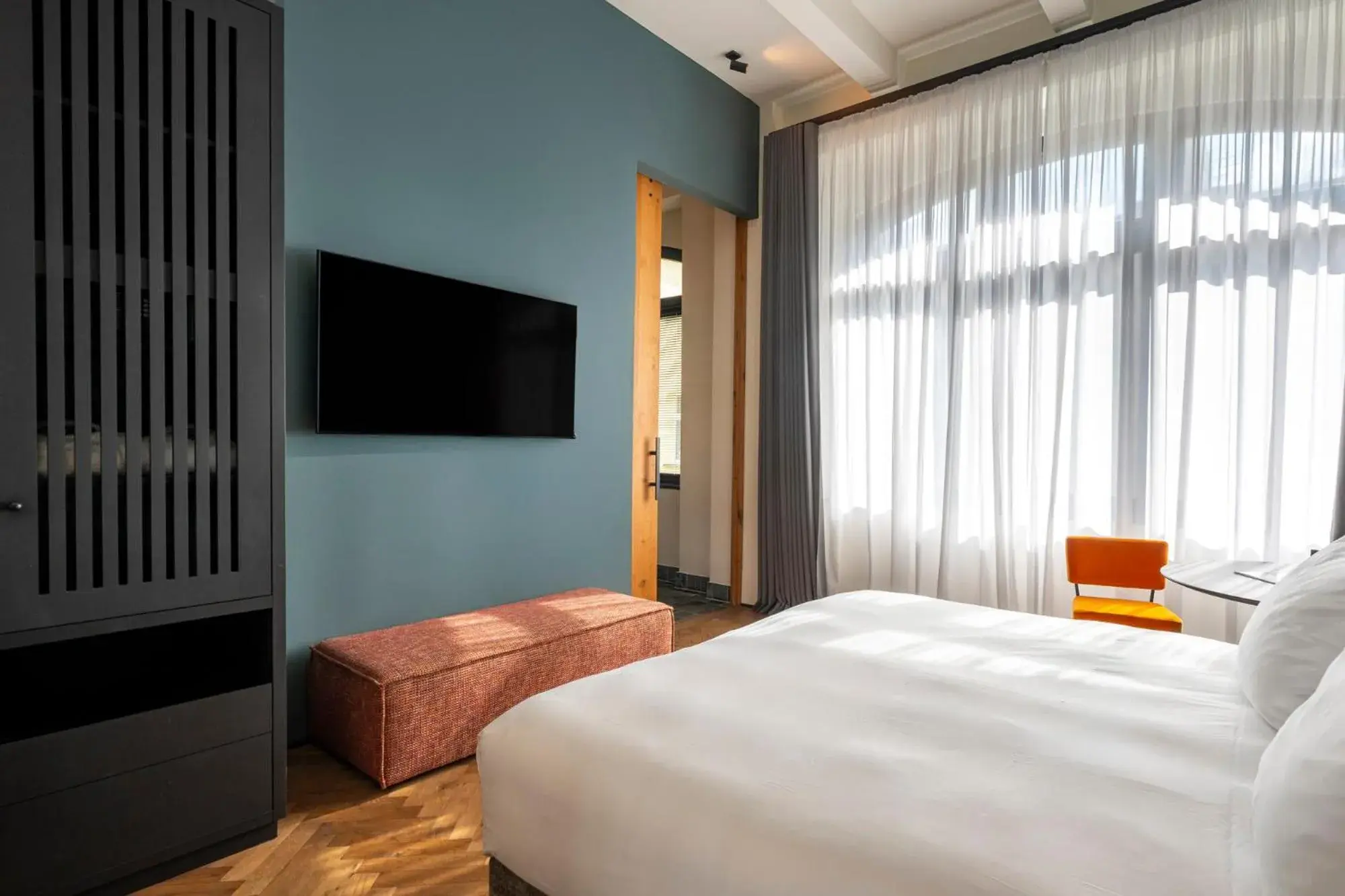 Deluxe King Room in sly Berlin Deluxe King Room in sly Berlin