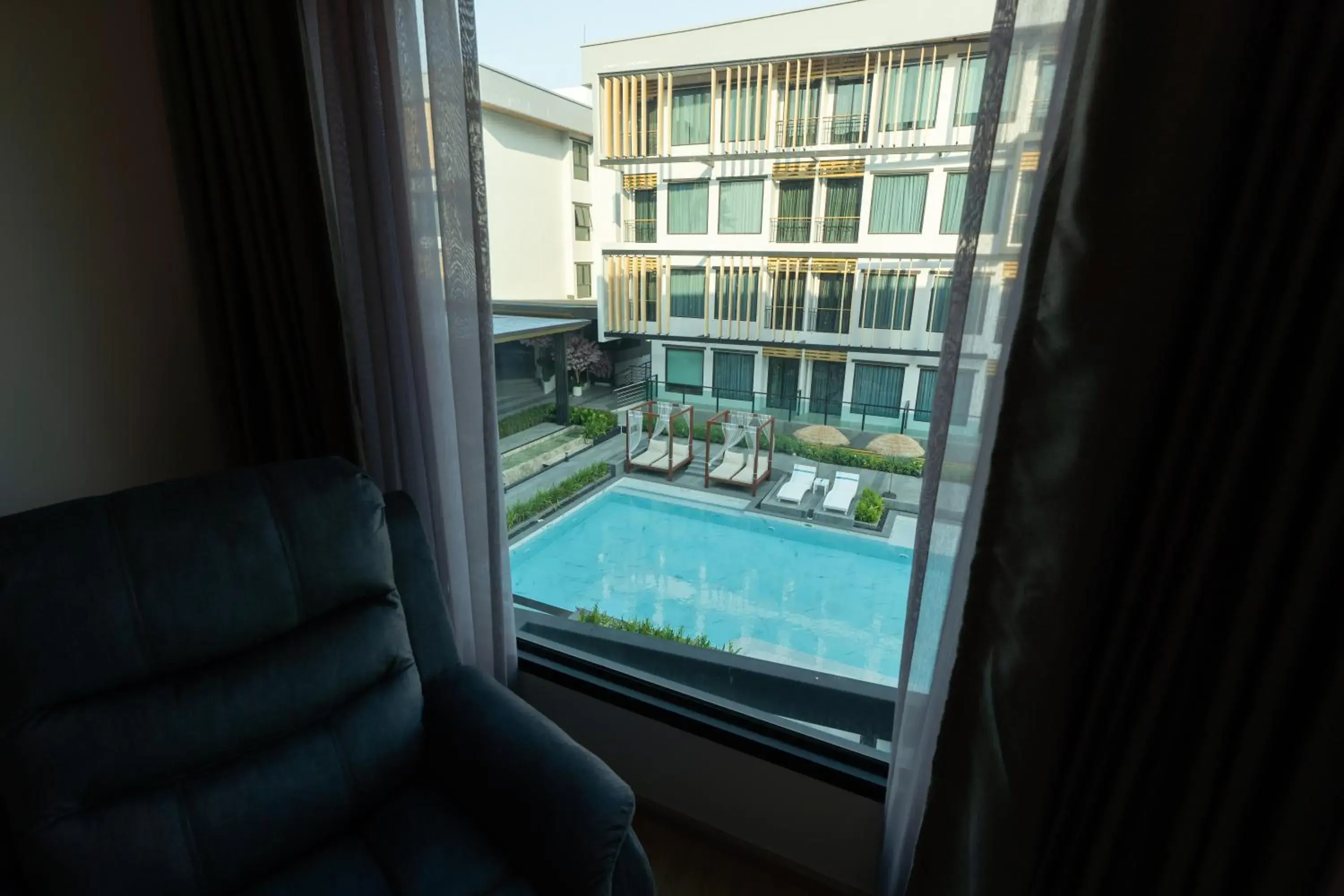 Premium Twin Room with Pool View in Crystal Srivaree Suvarnabhumi Hotel Premium Twin Room with Pool View in Crystal Srivaree Suvarnabhumi Hotel