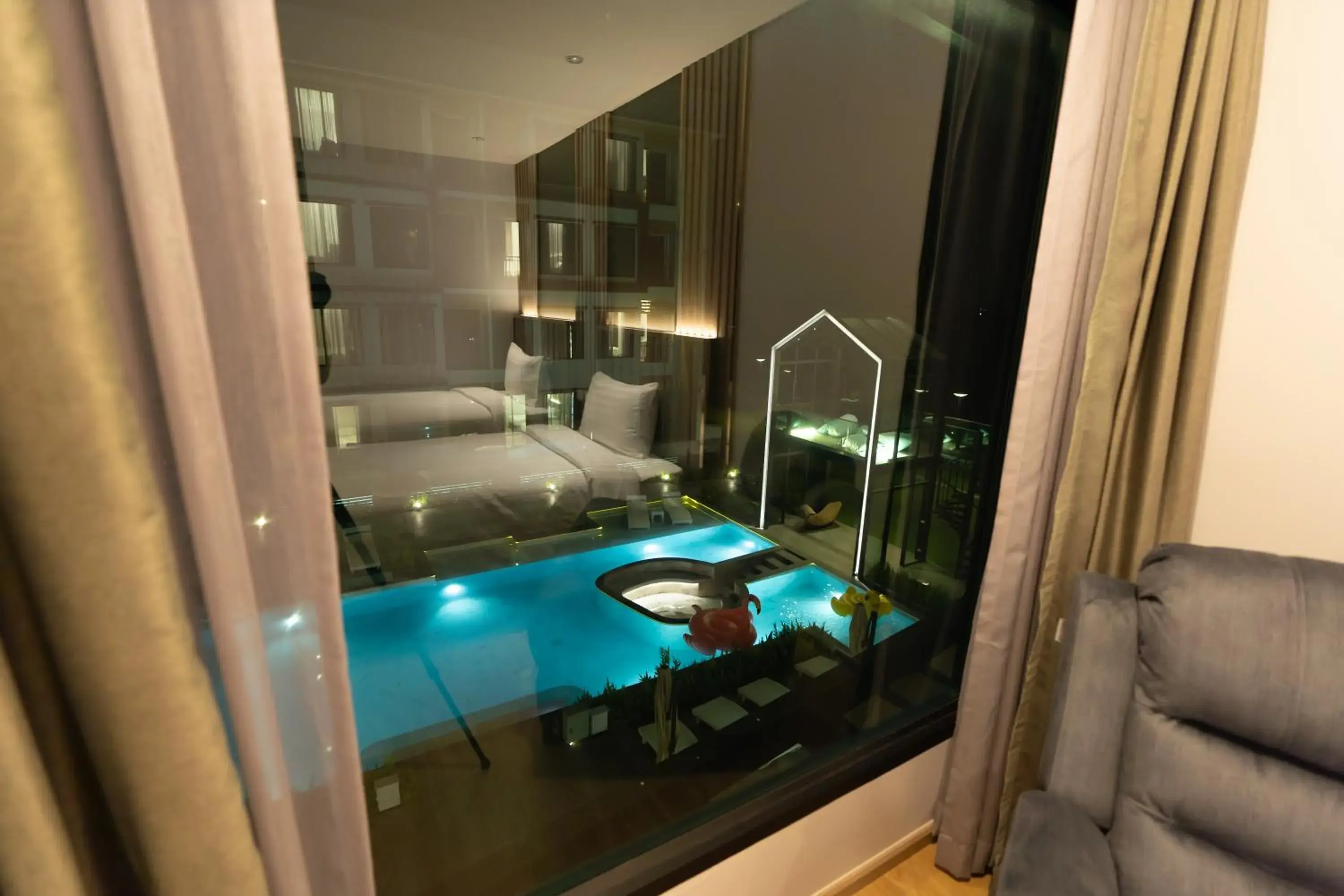 Premium Twin Room with Pool View in Crystal Srivaree Suvarnabhumi Hotel Premium Twin Room with Pool View in Crystal Srivaree Suvarnabhumi Hotel