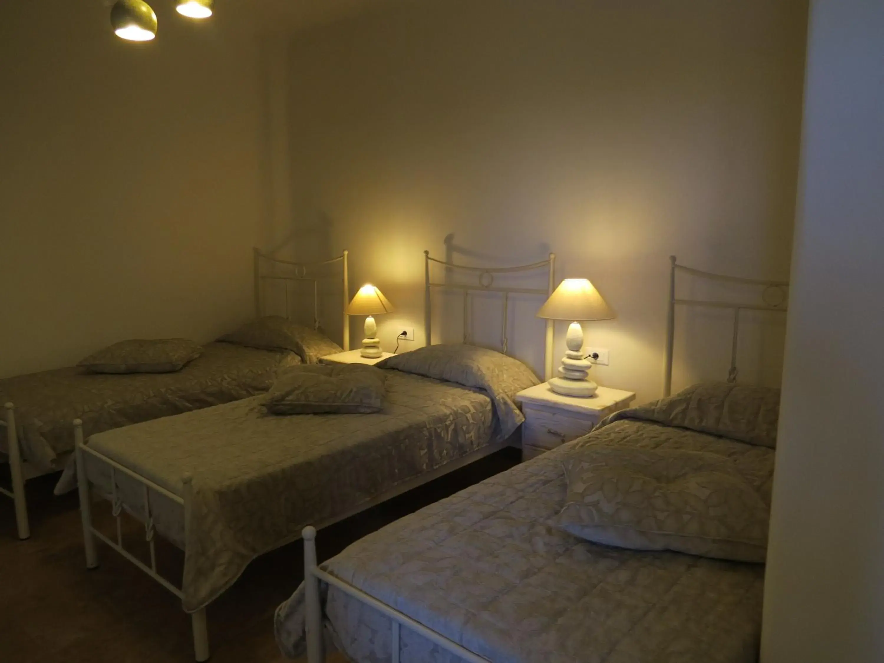 Quintuple Room in Villa Manos Hotel Quintuple Room in Villa Manos Hotel