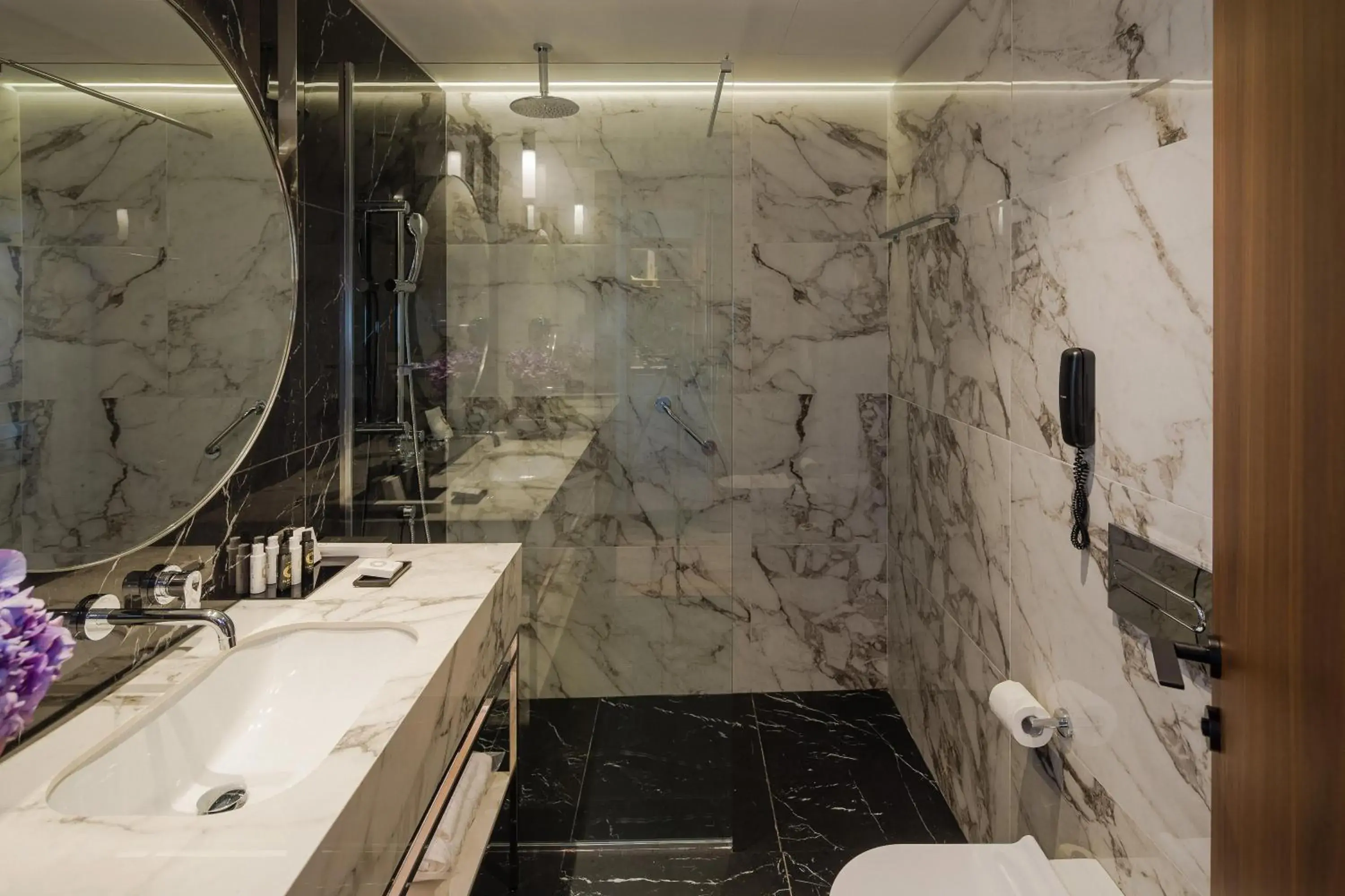 Premium Double or Twin Room with Side Sea View in Electra Palace Thessaloniki Premium Double or Twin Room with Side Sea View in Electra Palace Thessaloniki