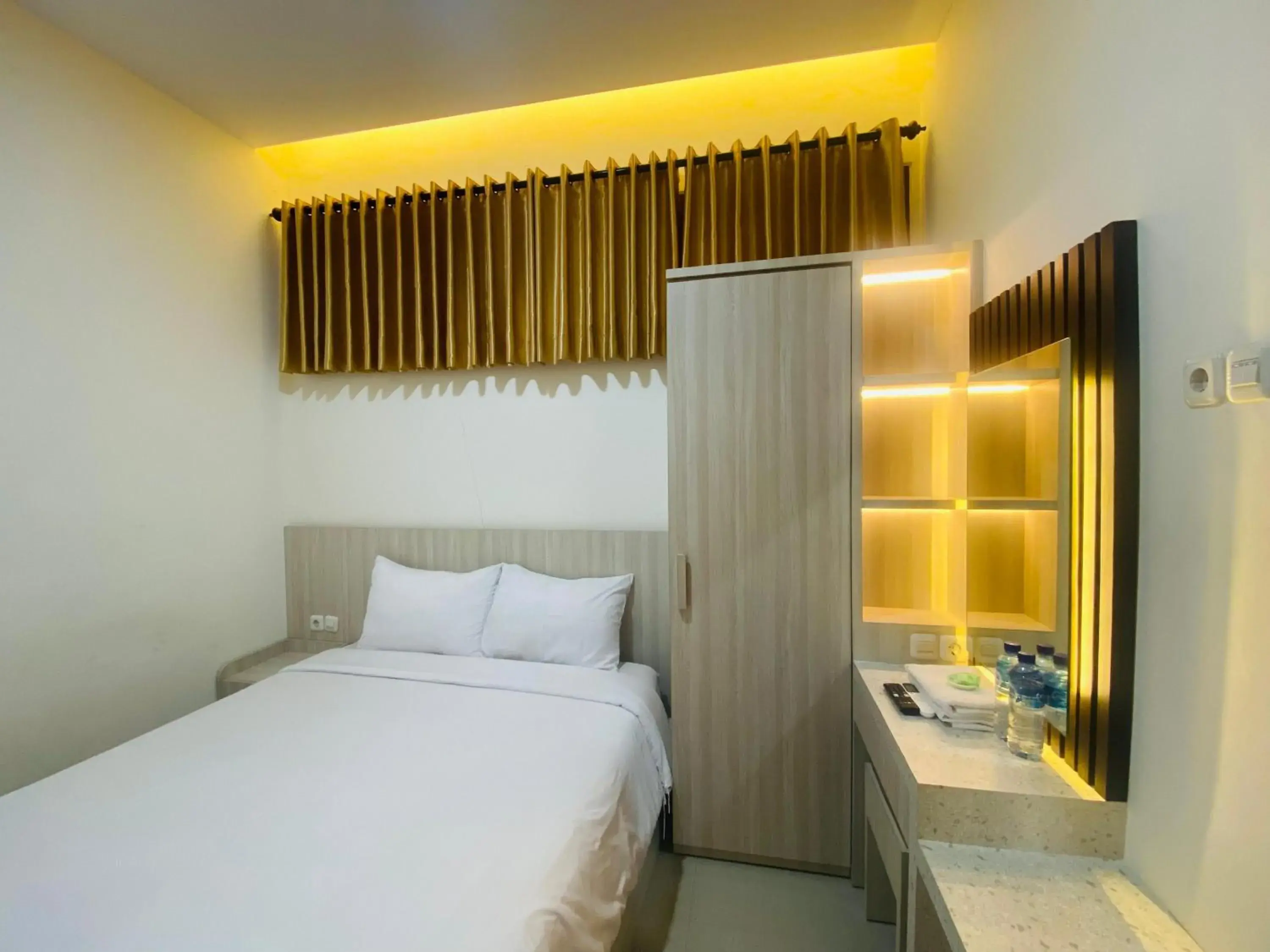 Standard Double Room in Kanggo Riko Family Homestay Mitra Reddoorz Standard Double Room in Kanggo Riko Family Homestay Mitra Reddoorz